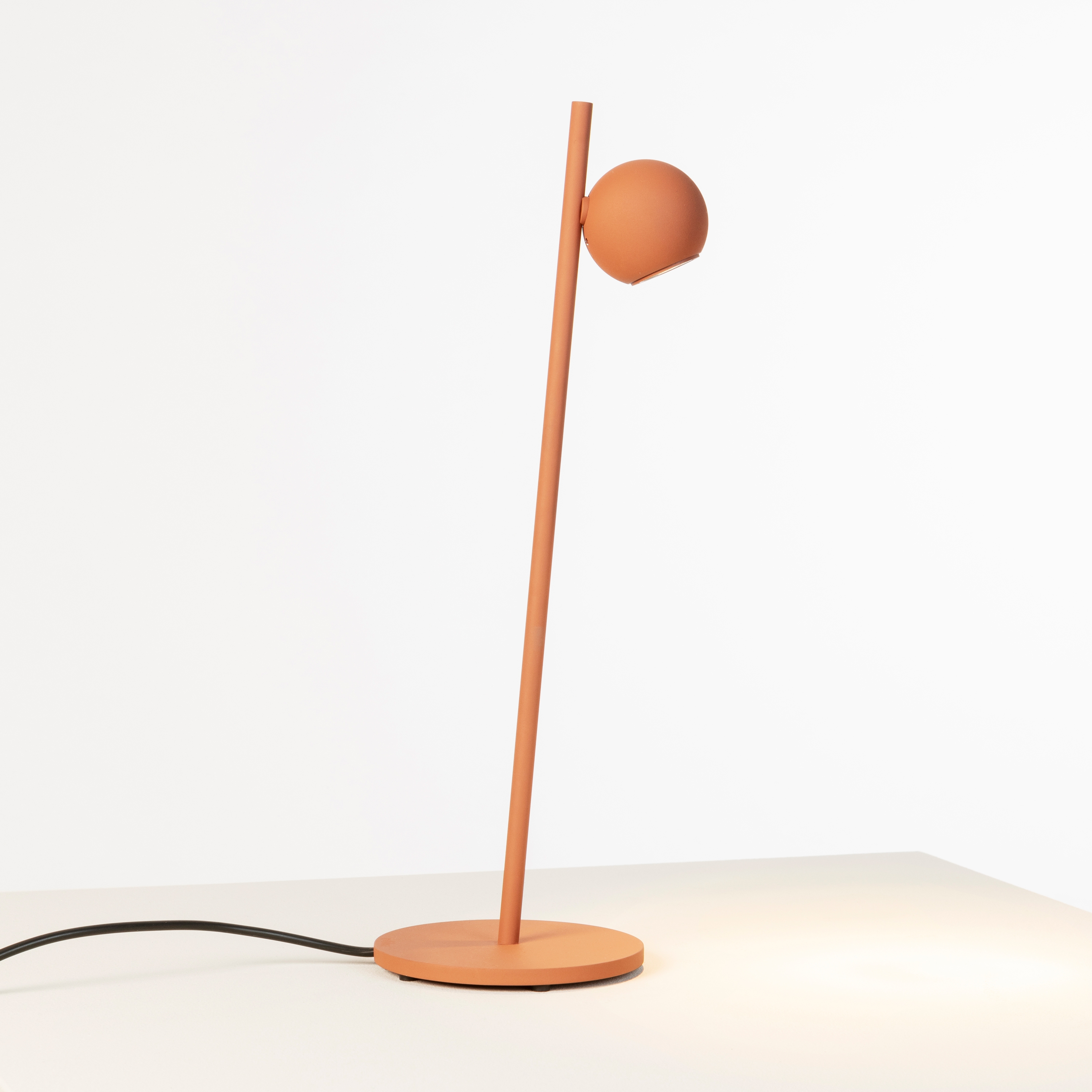 Vertoon produk Compass Table Lamps M-4077 van vervaardiger Estiluz
