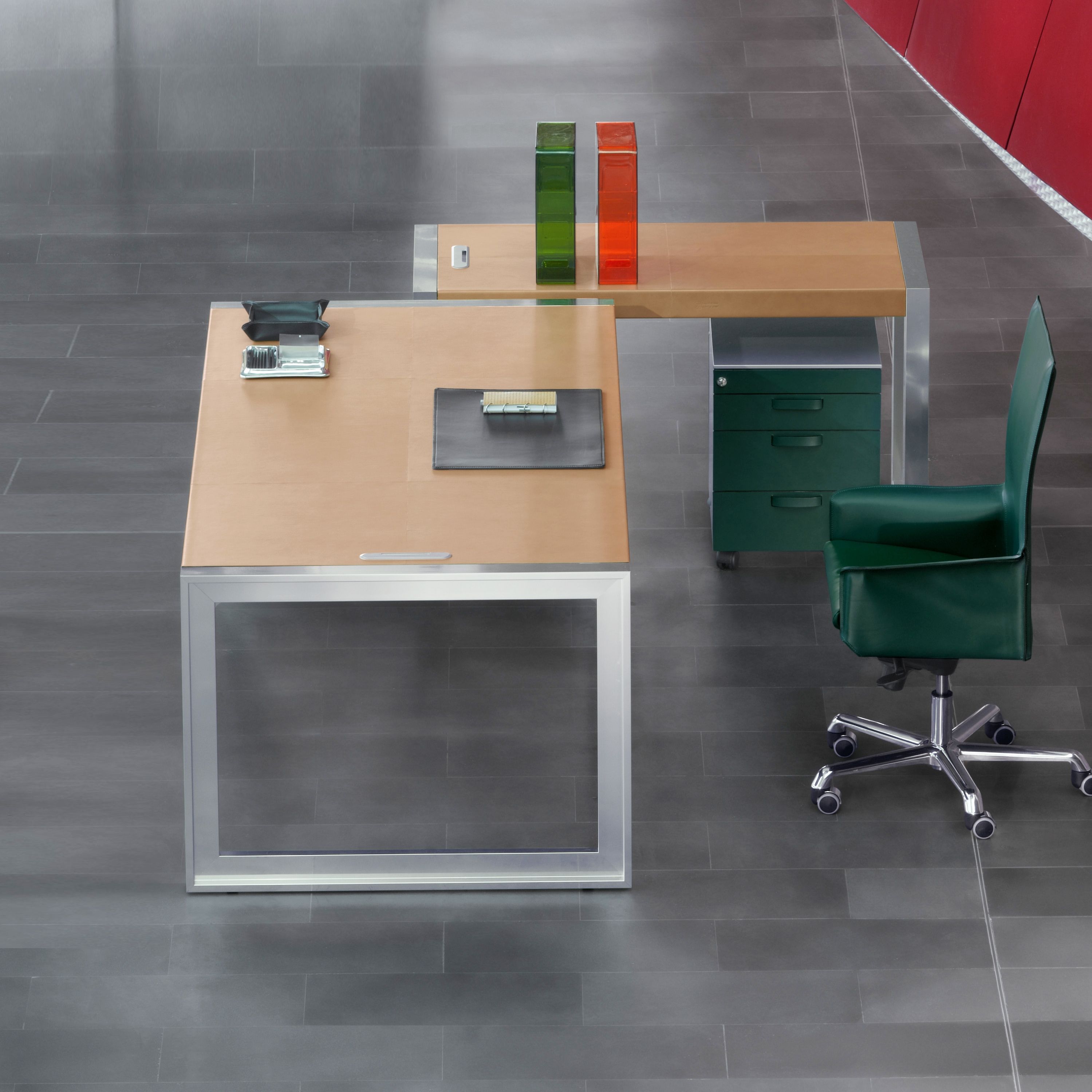 Strato Table