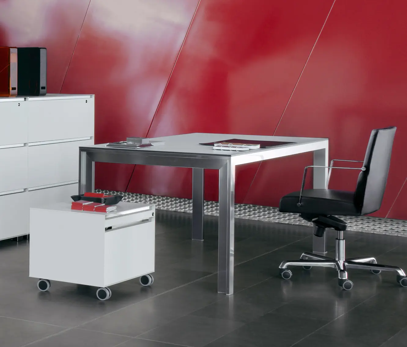 Enrico Pellizzoni - Strato Table