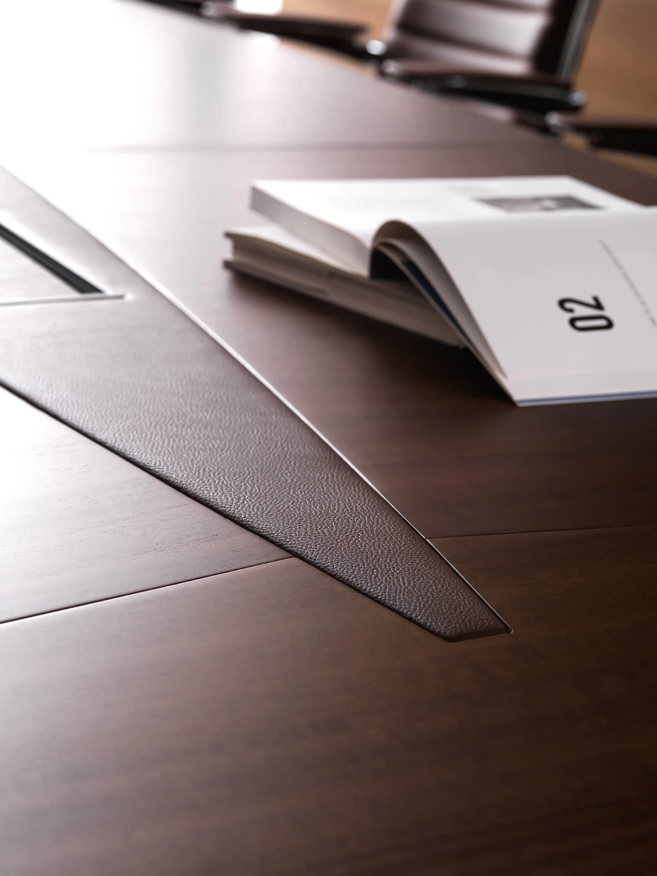 IVM - LLOYD meeting table