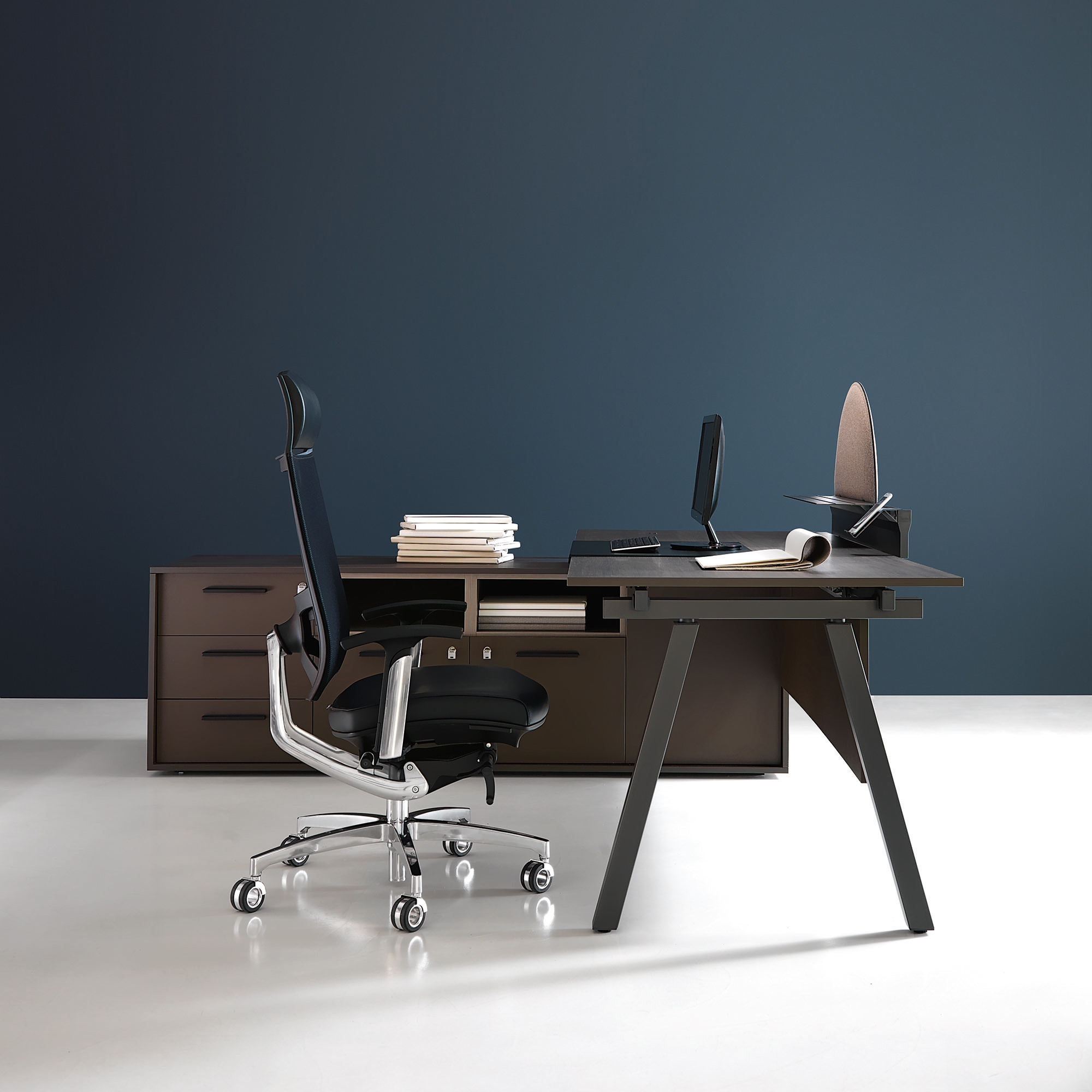 Display product STILO desk from manufacturer IVM