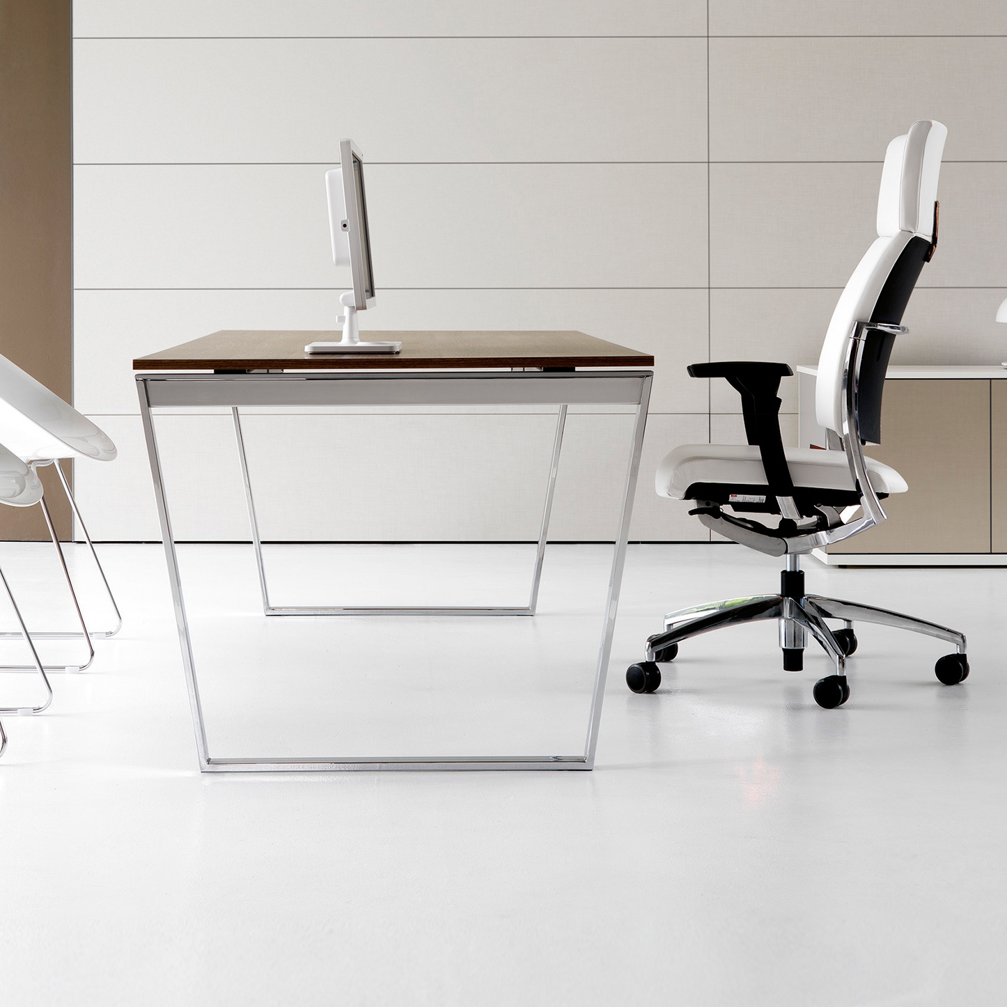 Display product ARKO desk from manufacturer IVM