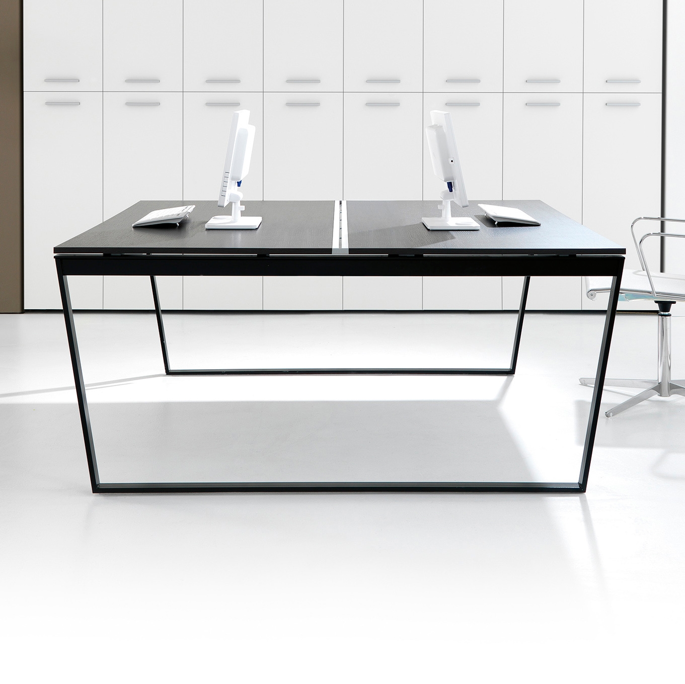 Display product ARKO desk from manufacturer IVM