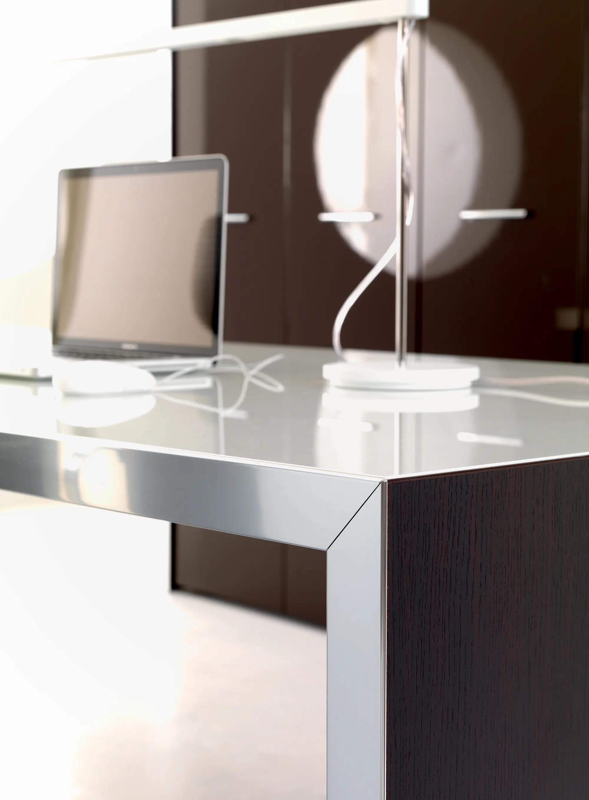 IVM - WING desk