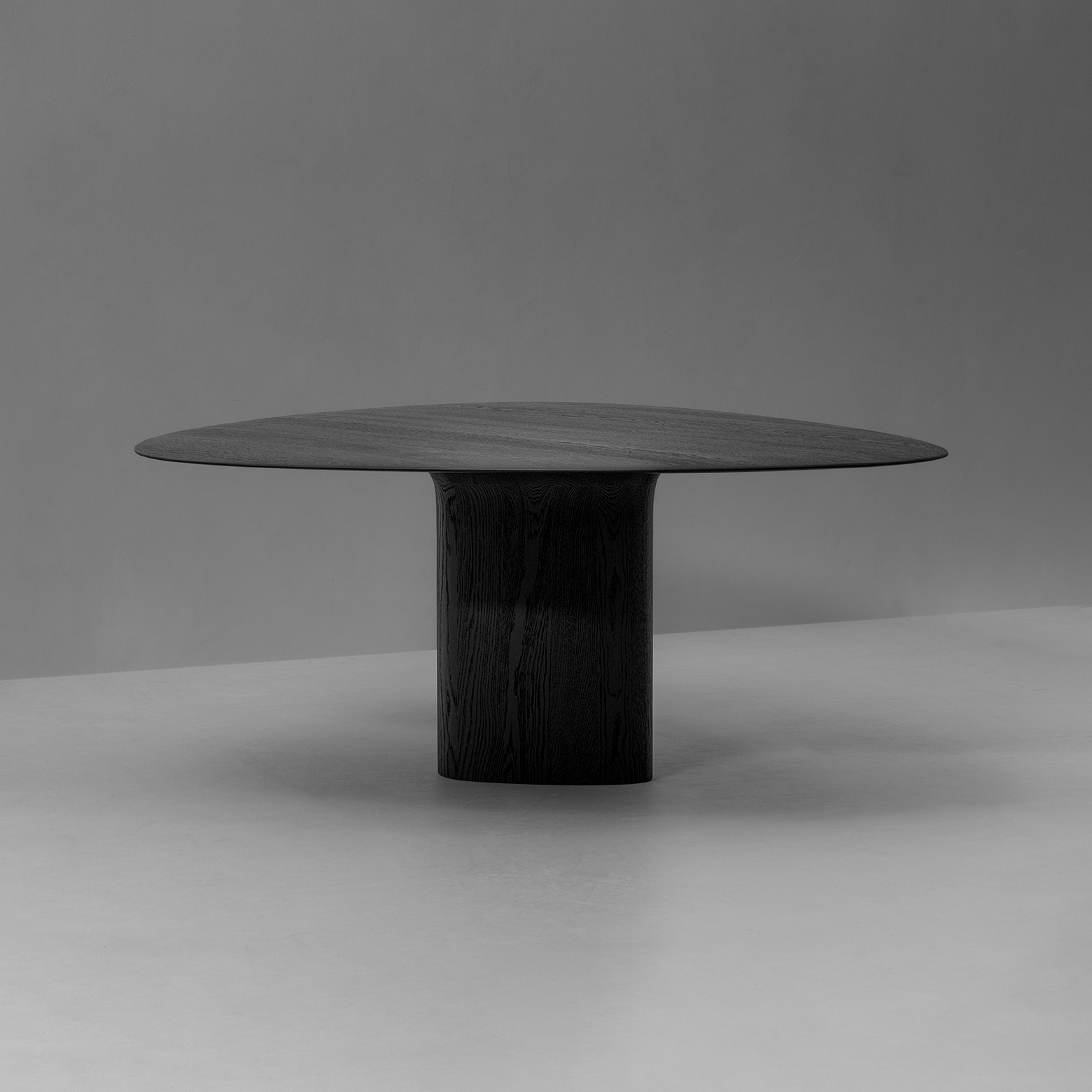 Mostrar el producto Anvil Dining Table Triangle del fabricante Van Rossum