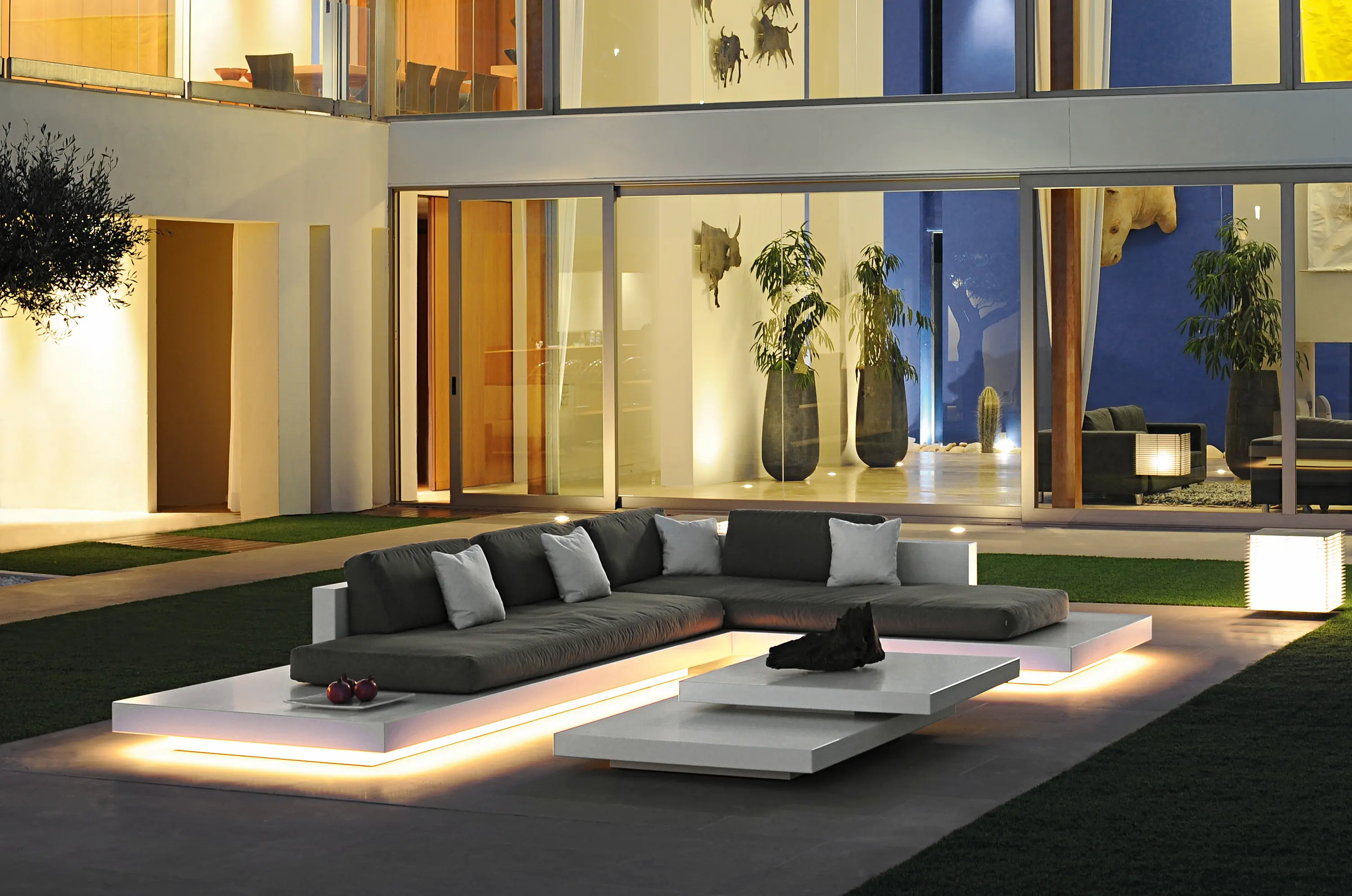 Rausch Classics - Platform Couch table