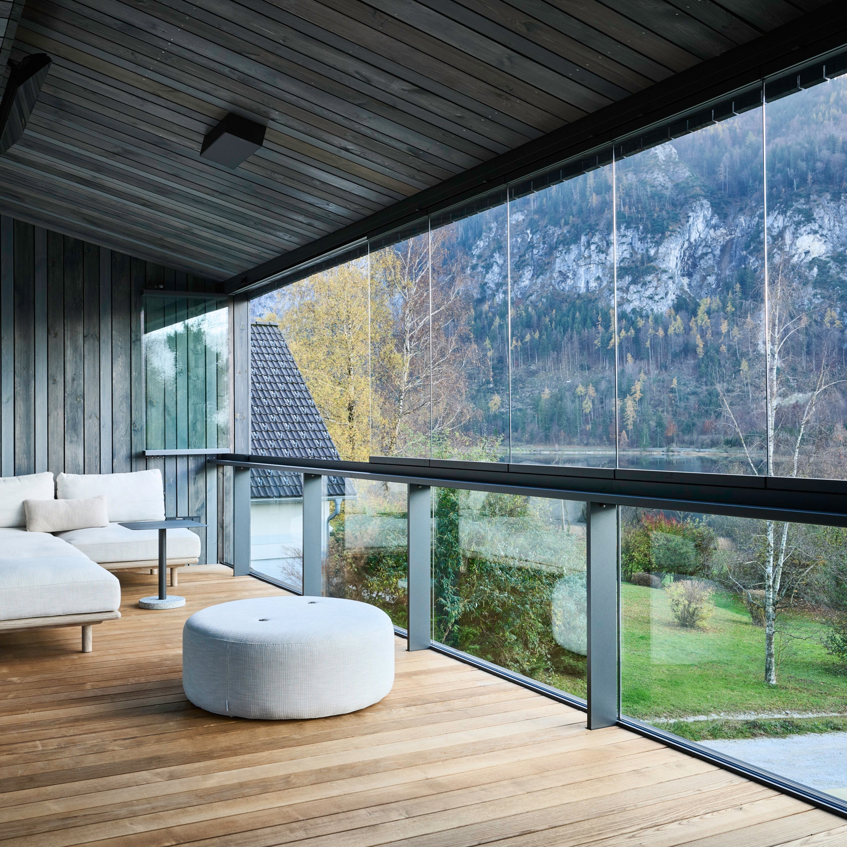 Display product Sliding and Rotating System | Proline T from manufacturer Solarlux