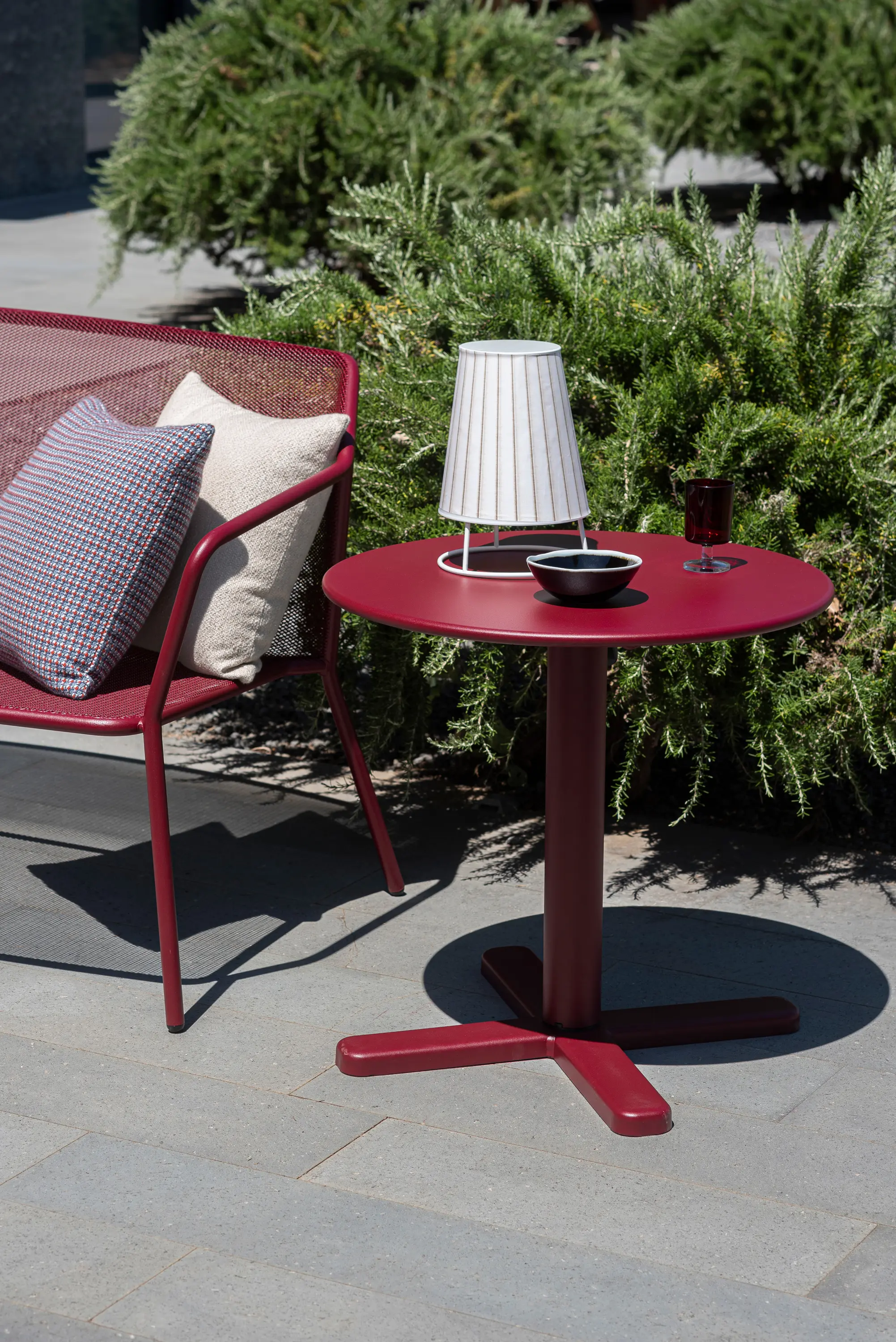 EMU Group - Darwin 2 seat collapsible round table | 878