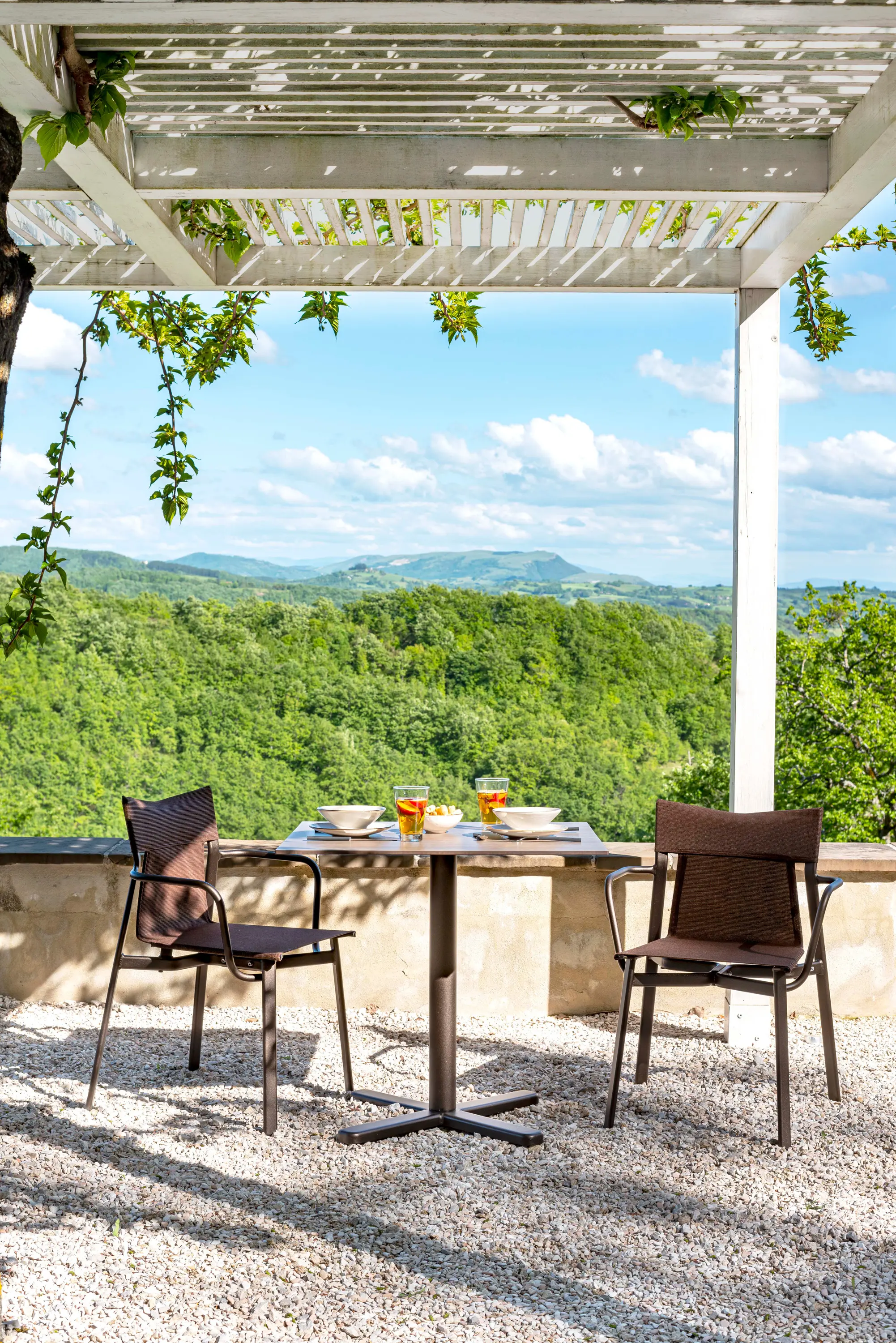 EMU Group - Darwin 2 seat collapsible round table | 878