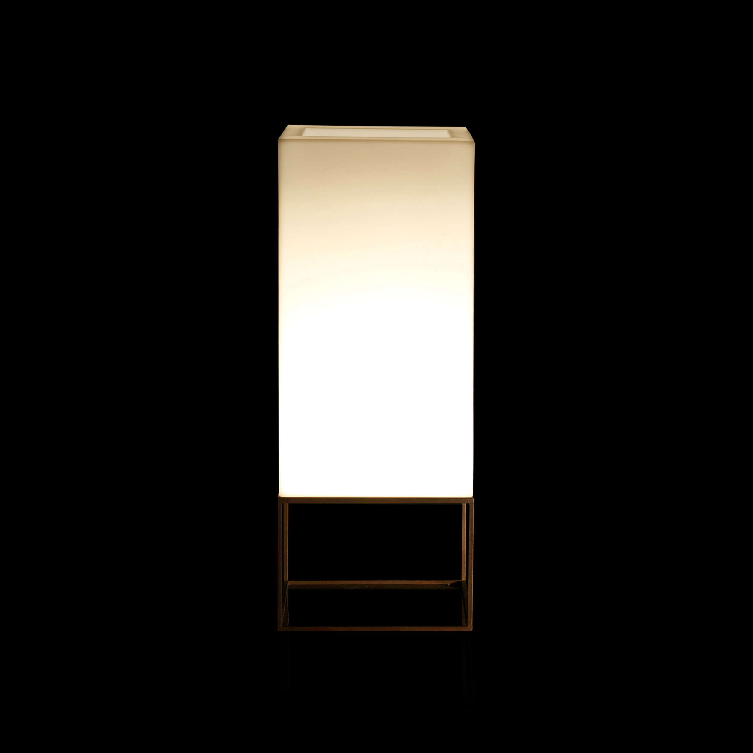 Display product Vela Cubo Alto Llum pot from manufacturer Vondom