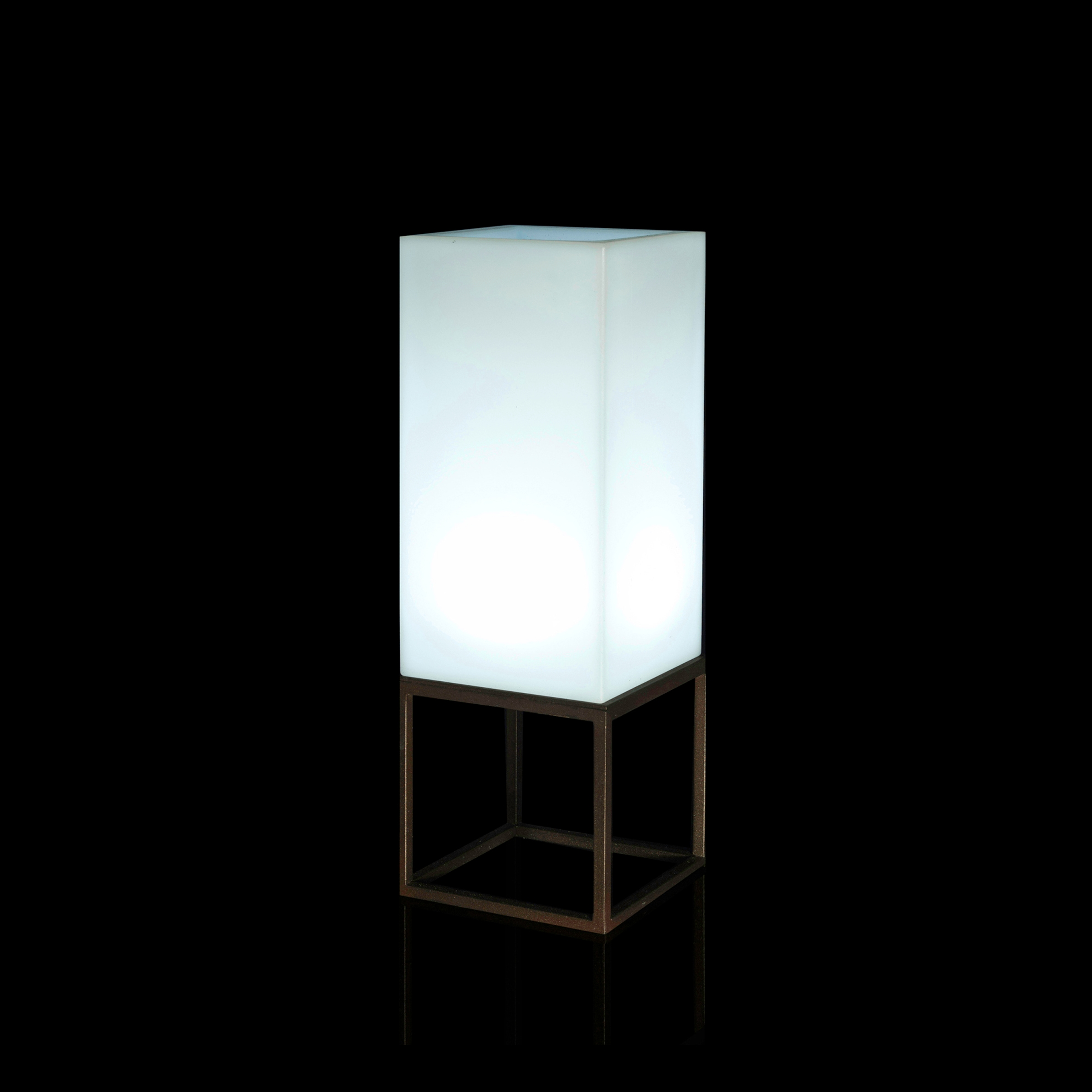 Display product Vela Nano Cubo Alto Llum pot from manufacturer Vondom