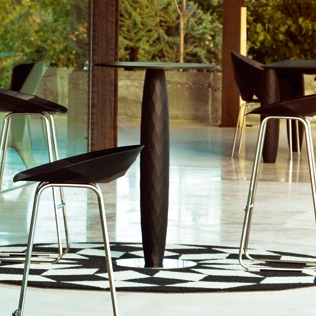 Display product Vases table from manufacturer Vondom