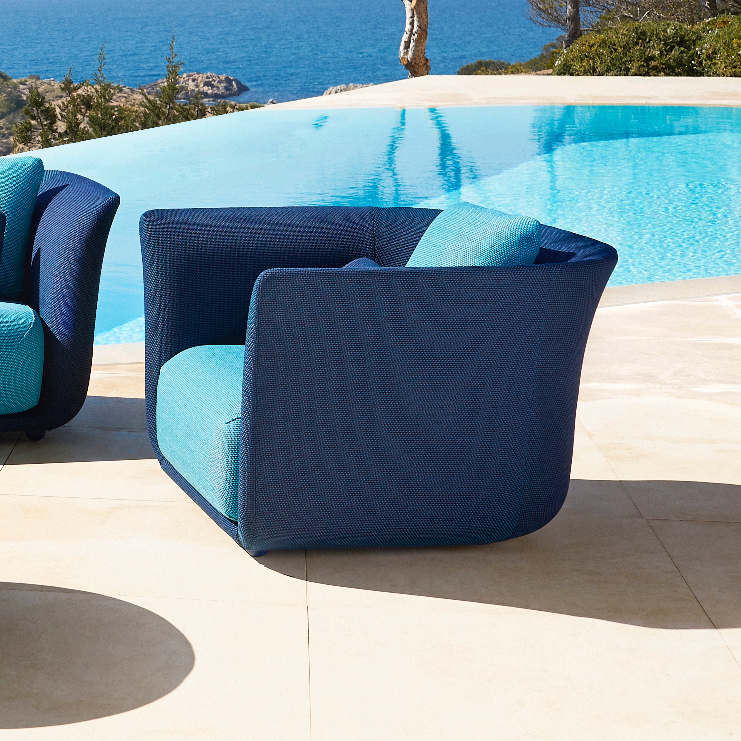 Display product Suave lounge chair from manufacturer Vondom