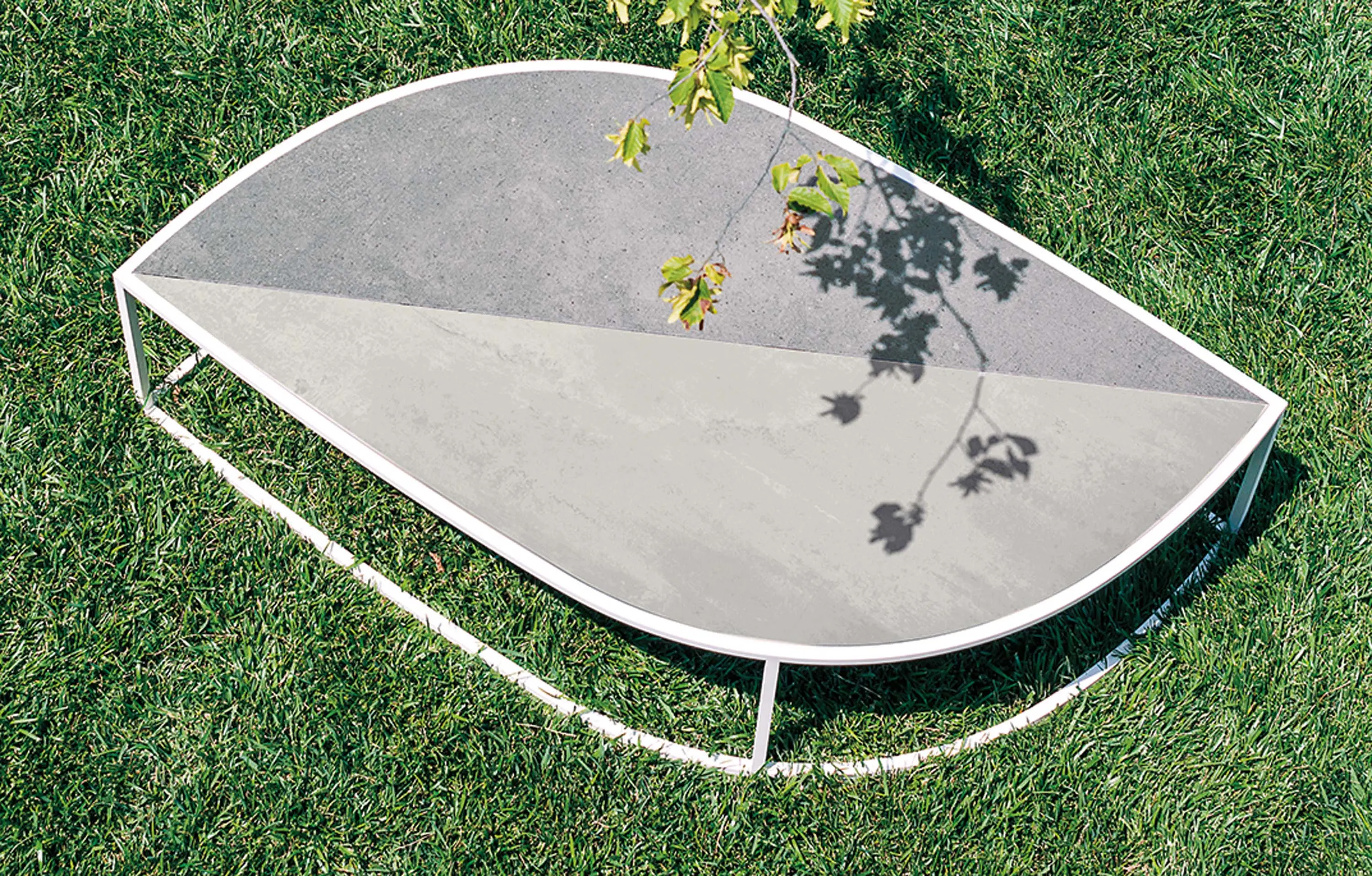 Roda - LEAF Side Table | Smoke