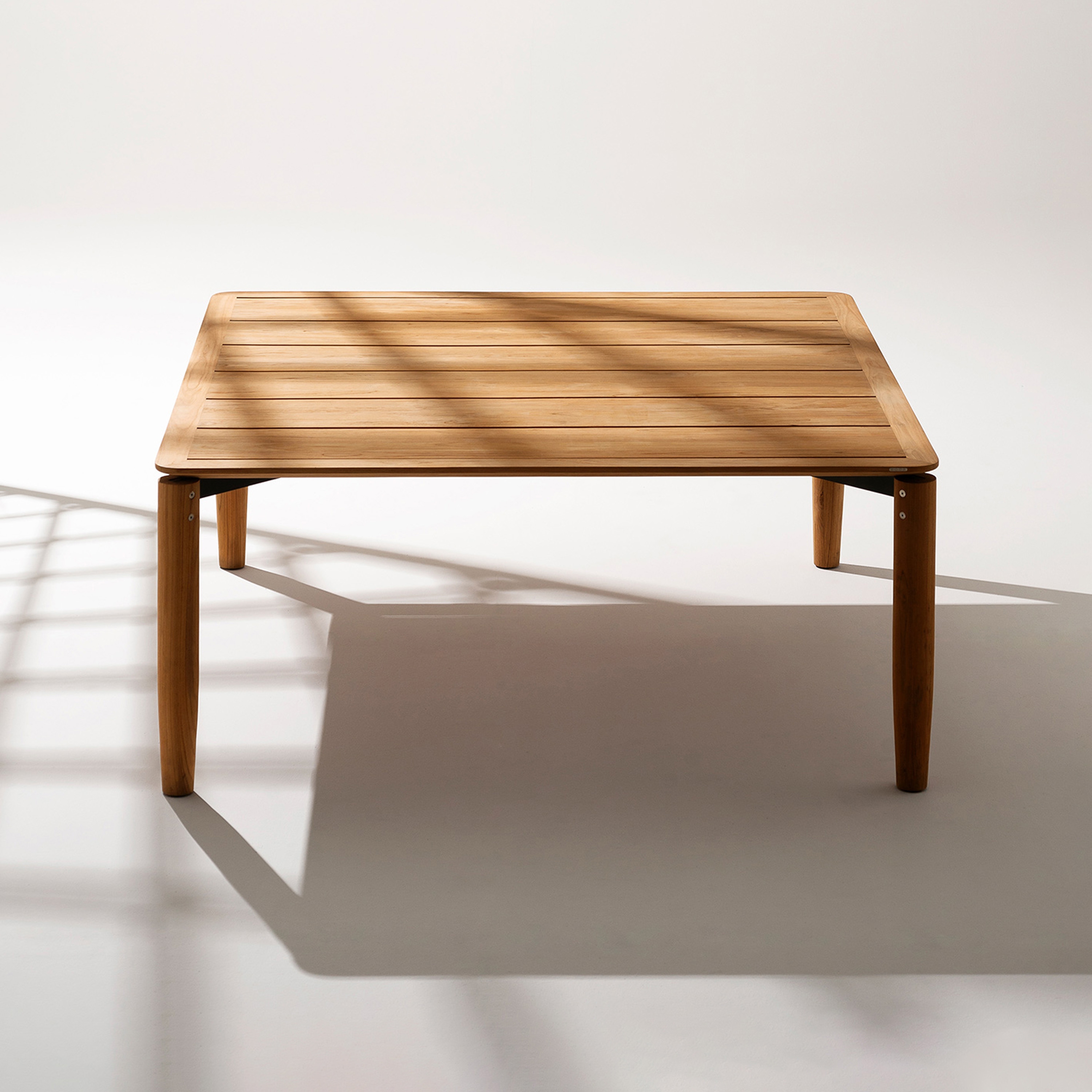 Display product LEVANTE 017 table from manufacturer Roda