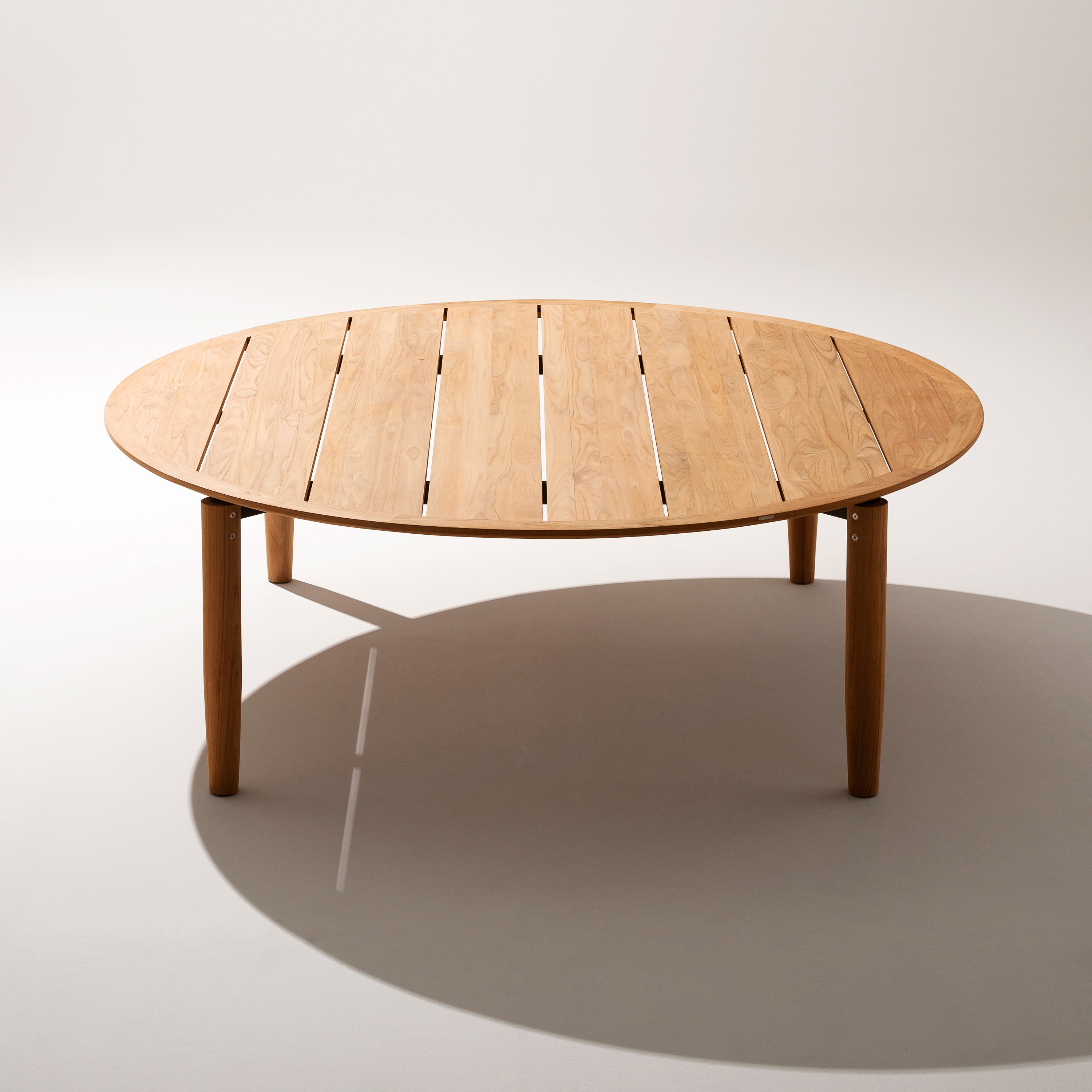 Display product LEVANTE 021 table from manufacturer Roda