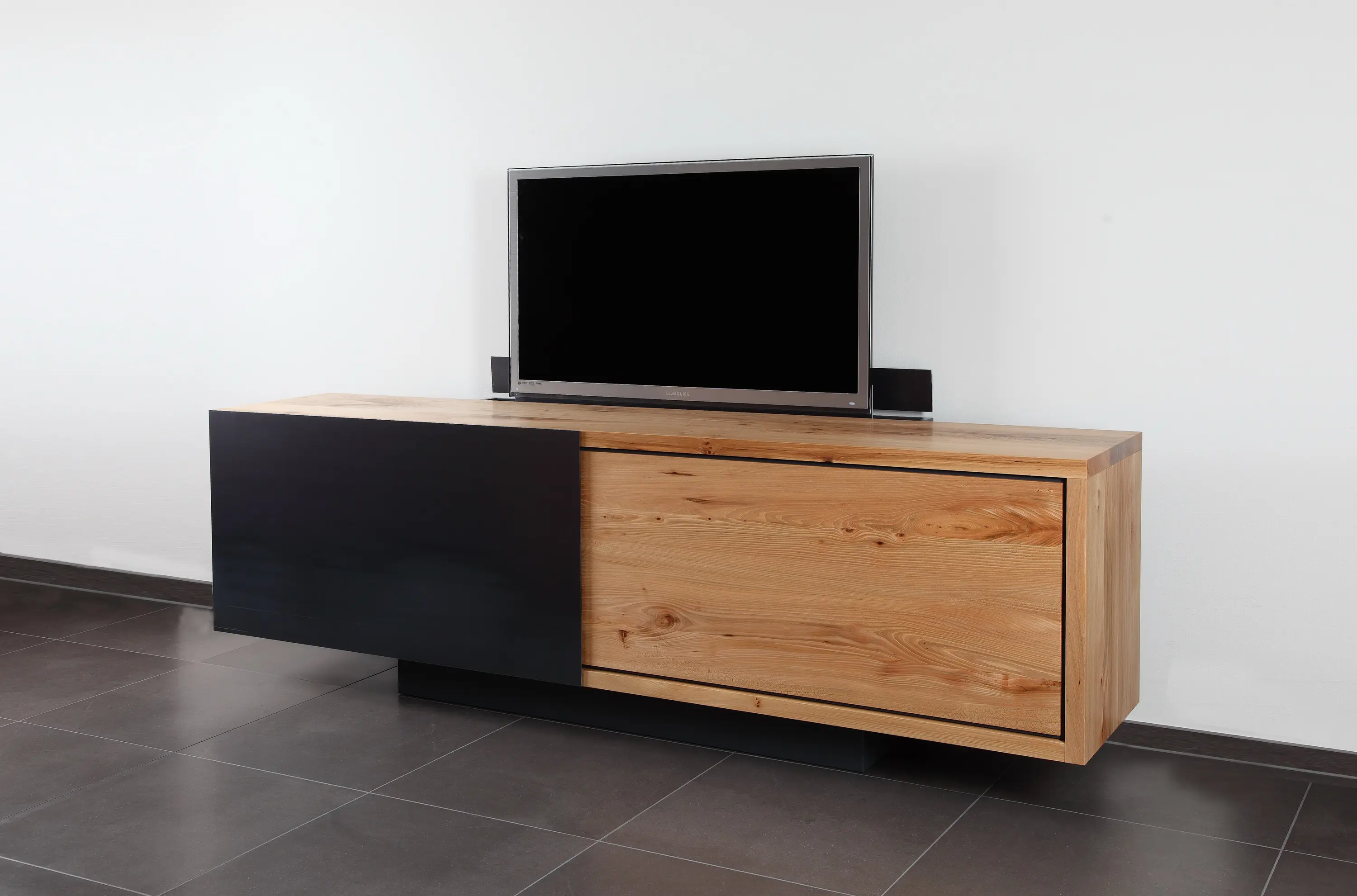 Ign. Design. - IGN. B2. TV. SIDEBOARD.