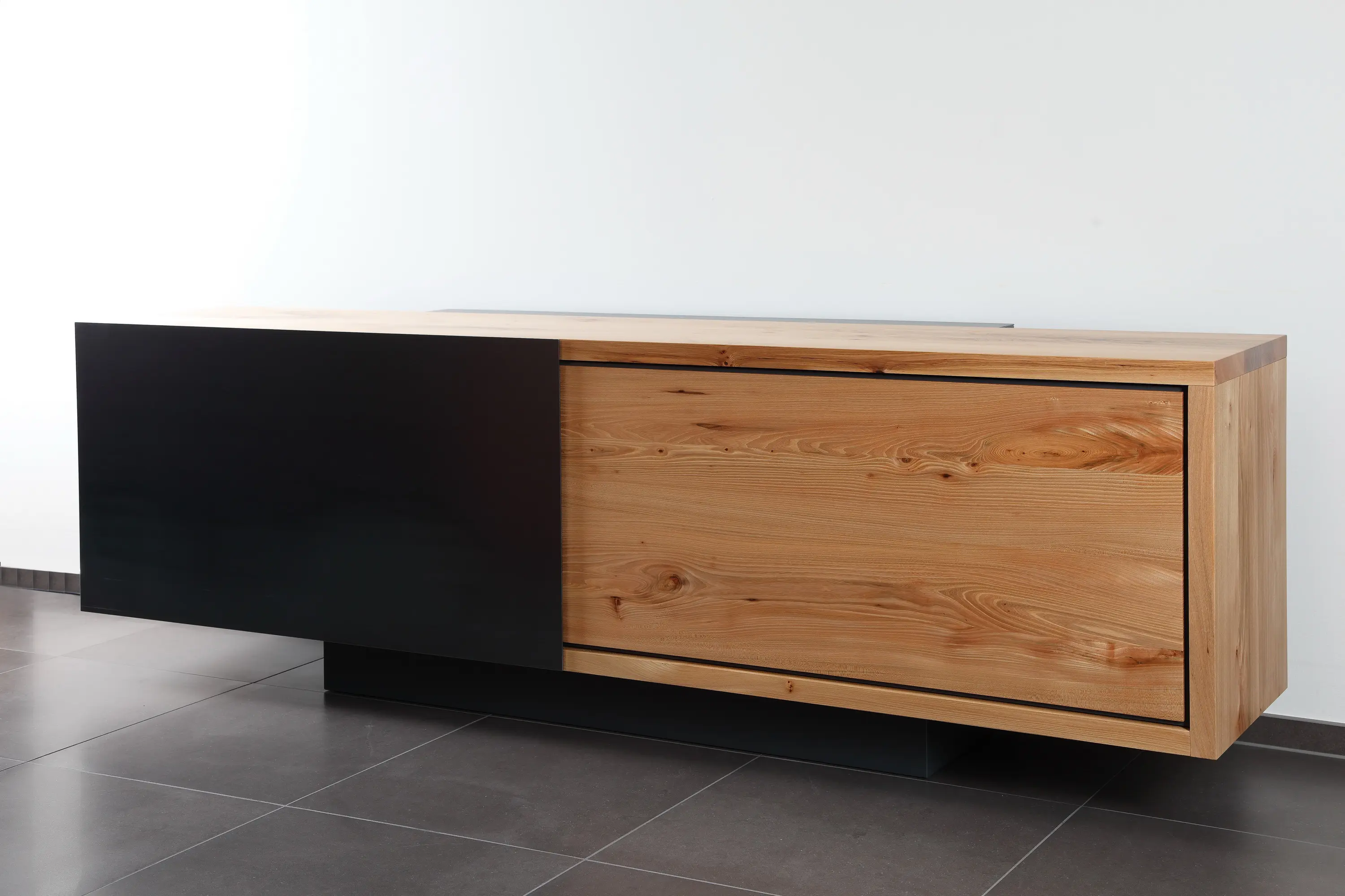 Ign. Design. - IGN. B2. TV. SIDEBOARD.