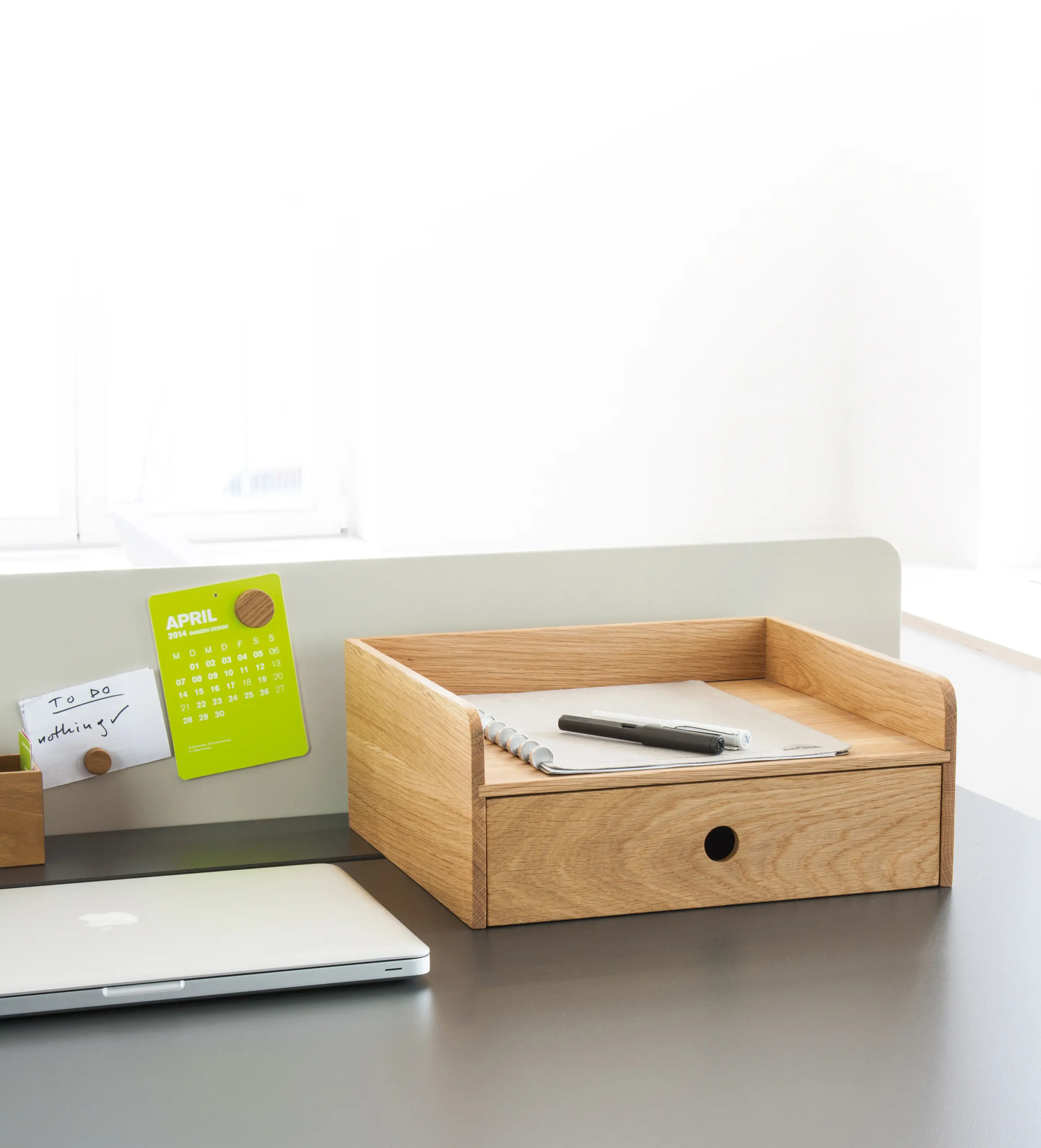 OLIVER CONRAD - MAD Desk screen