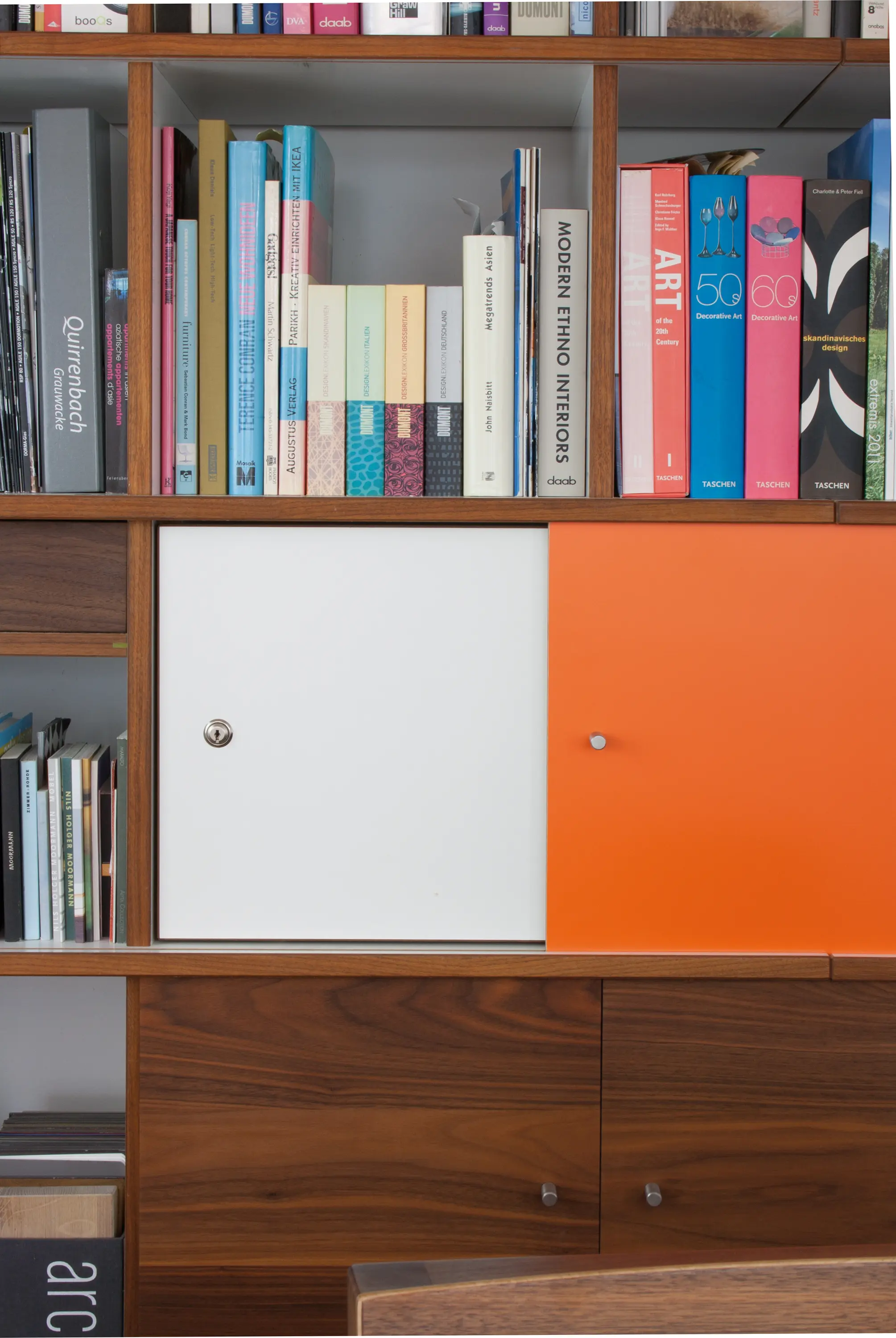 OLIVER CONRAD - QR Shelf | QR Hinged door with key lock