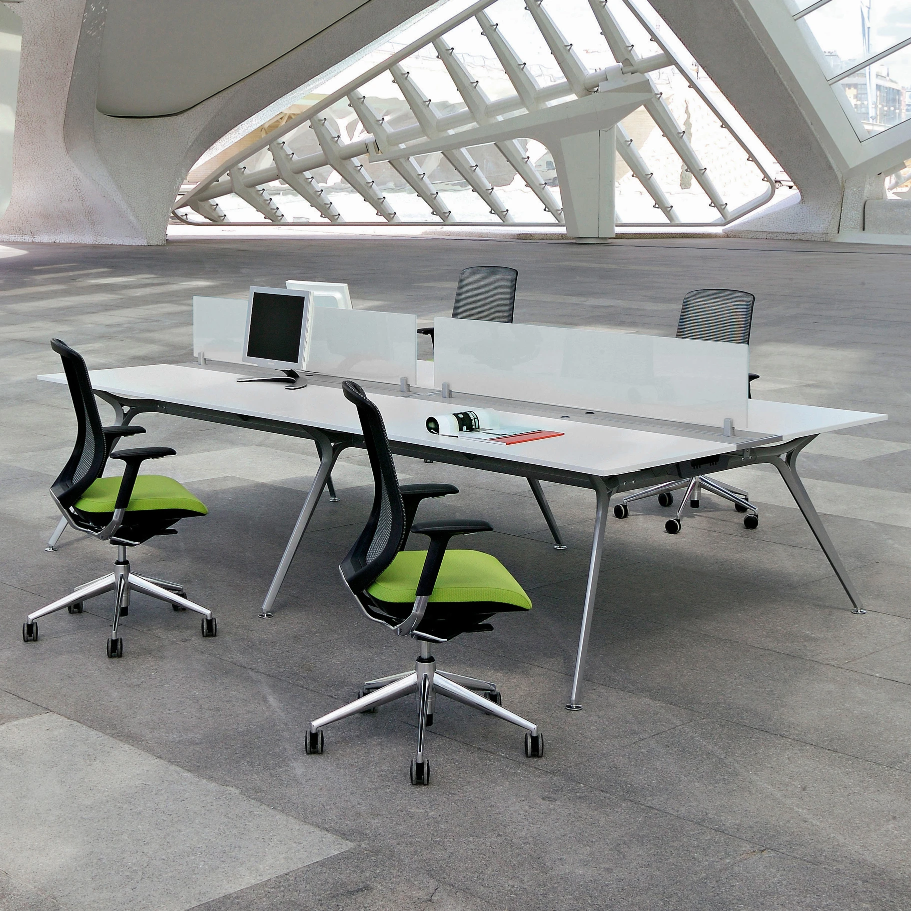 DESKS / WORKSTATIONS