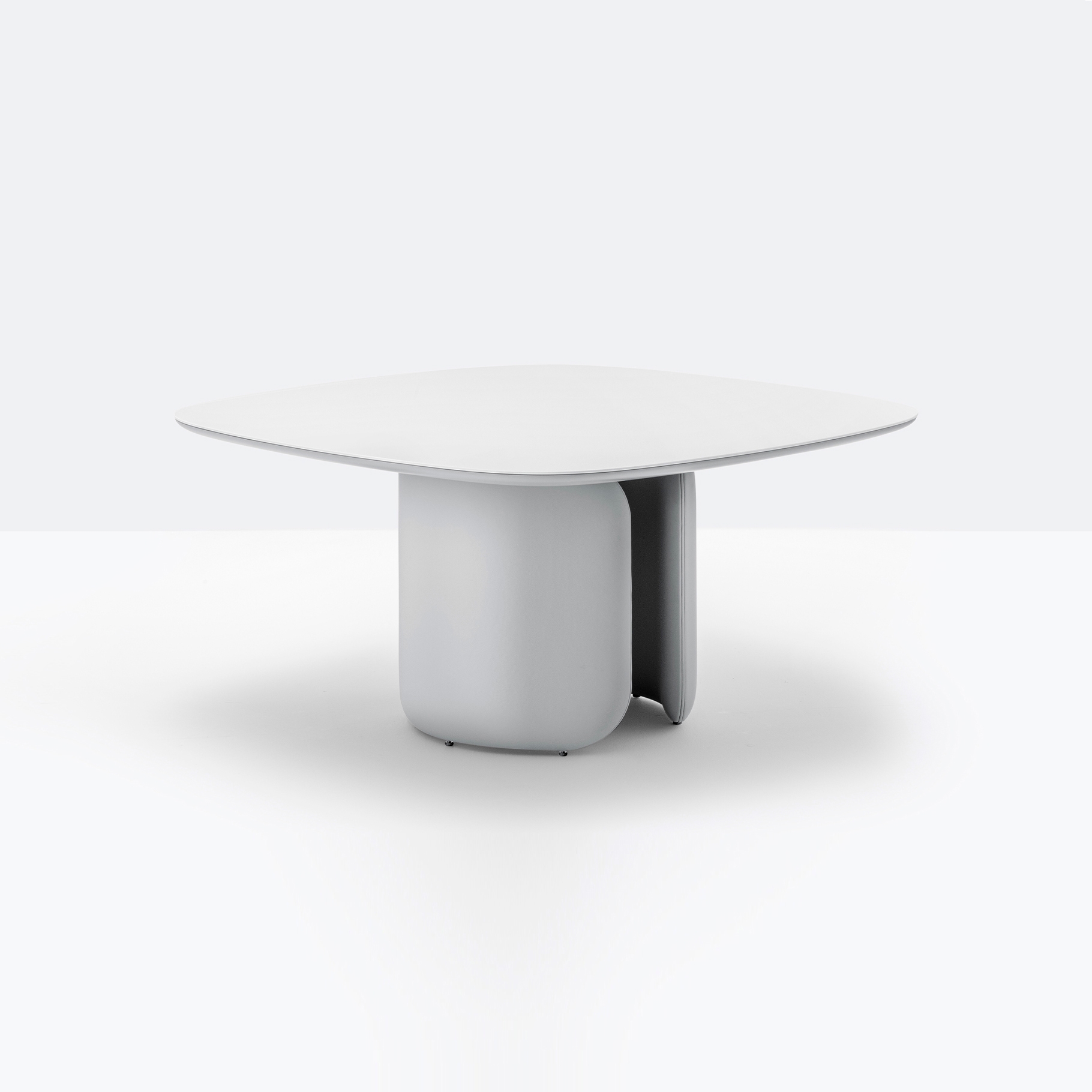 Display product Elinor table from manufacturer PEDRALI