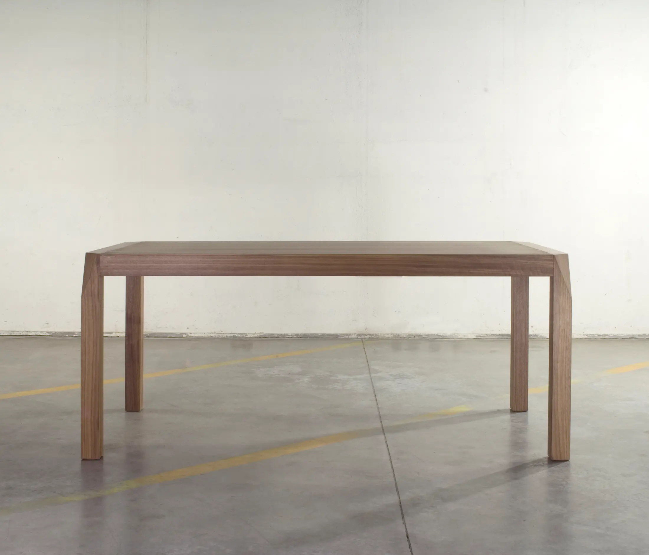Bedont - Trapezio table