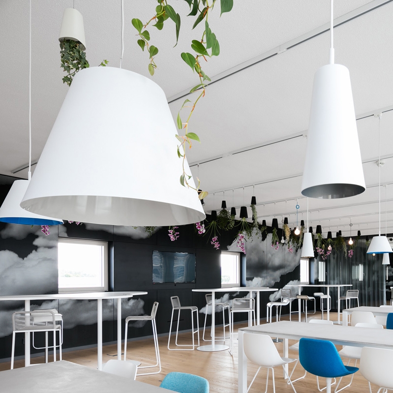 Mostra il prodotto Big Flowers pendant light in aluminium, customizable del produttore Hüttners
