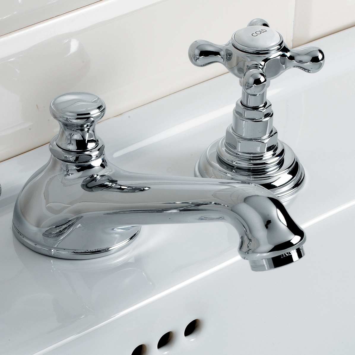 Mostrar el producto Austin Grupo grifones lavabo 3 huecos del fabricante Devon&Devon