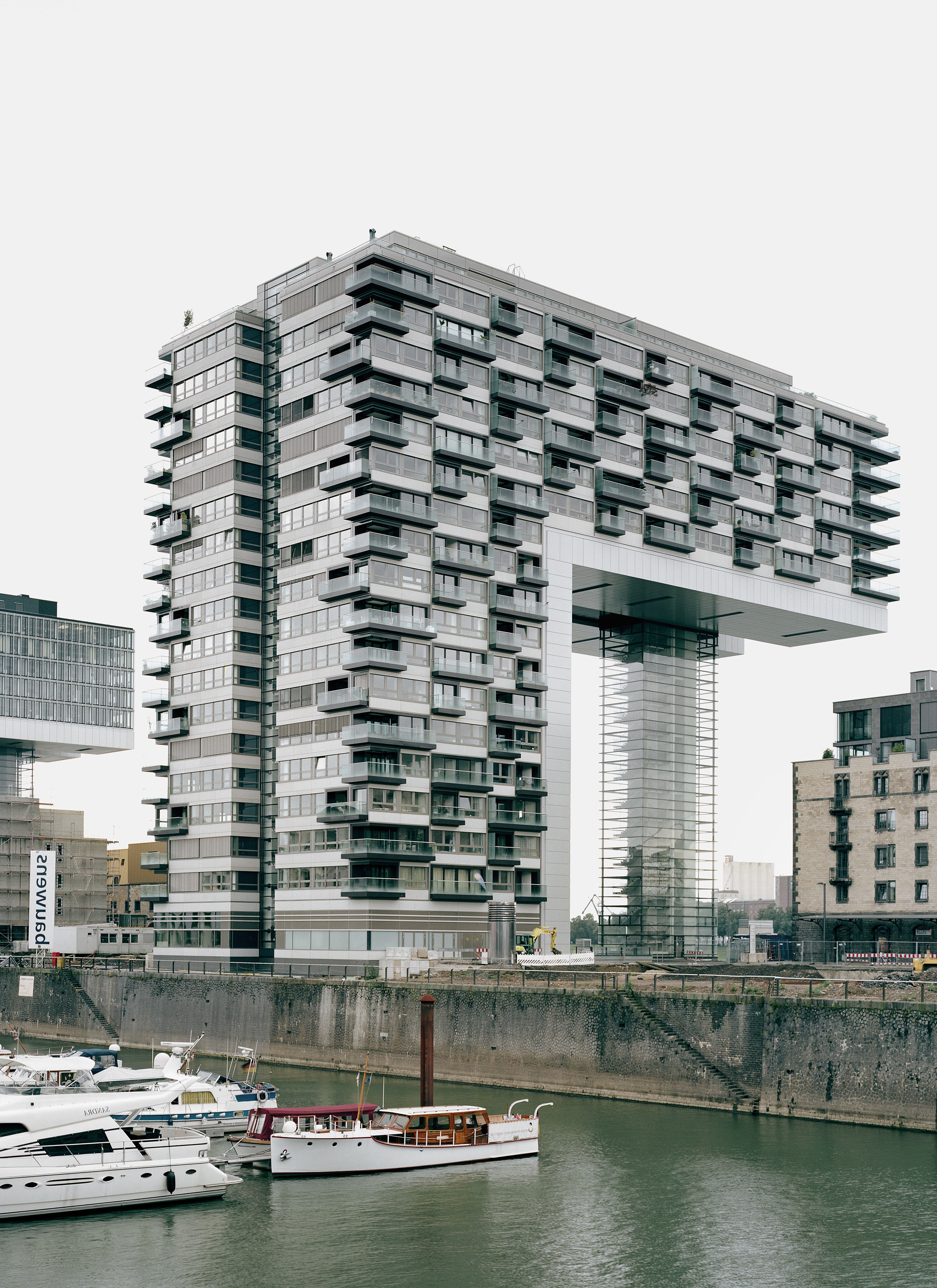 Afficher le produit concrete skin | Pandion Vista Office and Living Building Cologne du fabricant Rieder