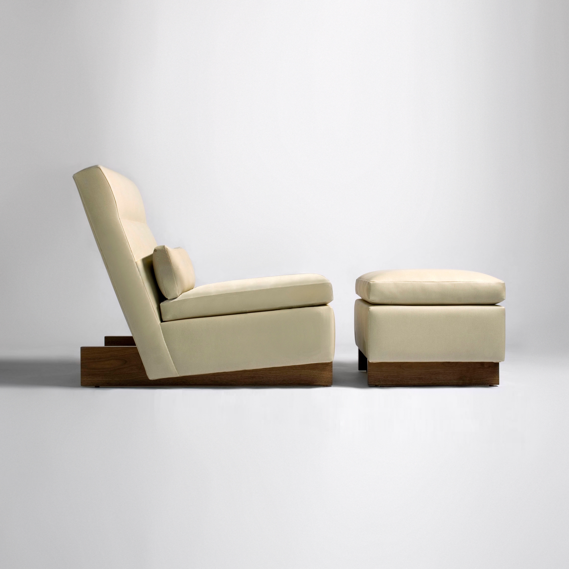 Vertoon produk Trax Chair without Arms & Ottoman van vervaardiger Phase Design