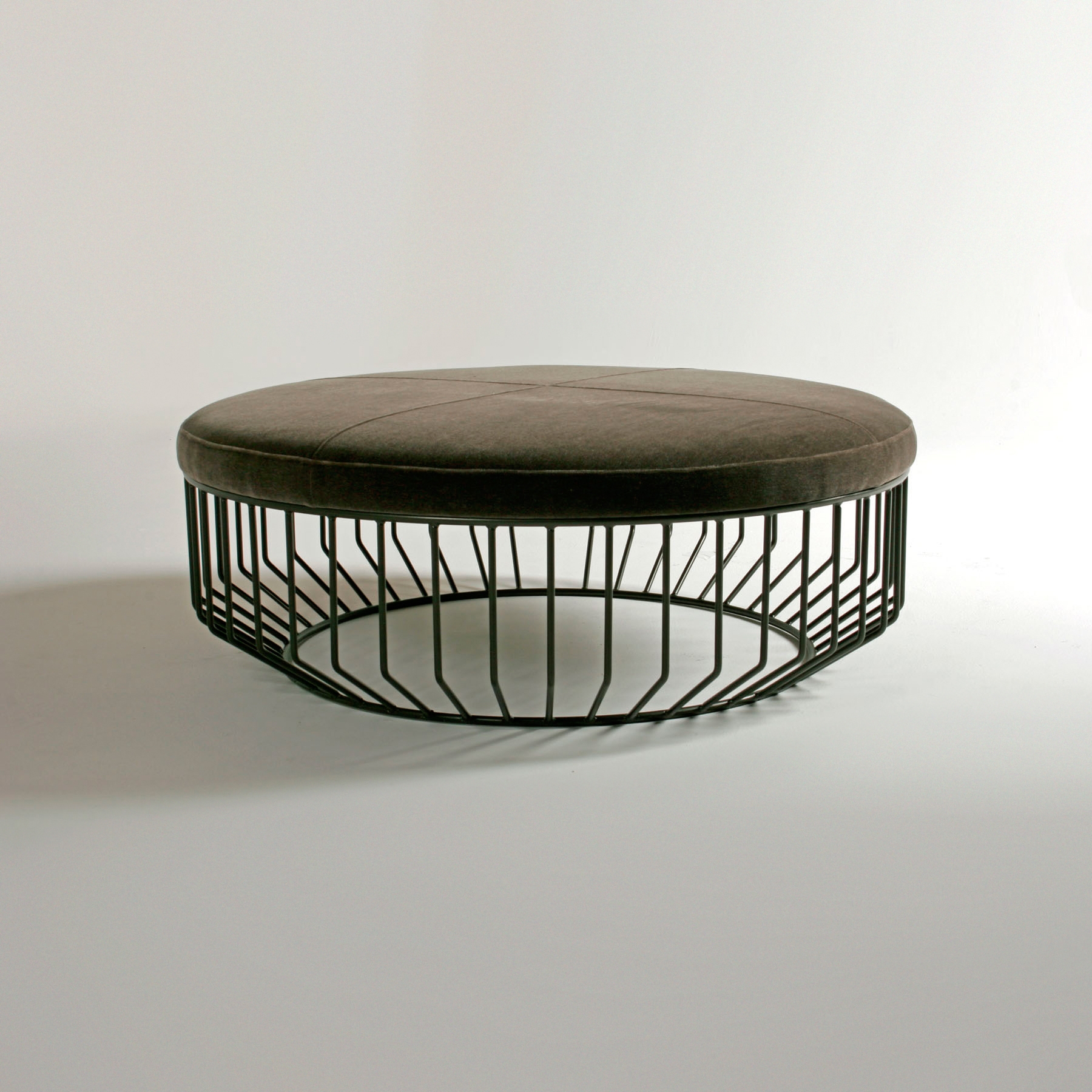 Vertoon produk Wired Ottoman van vervaardiger Phase Design