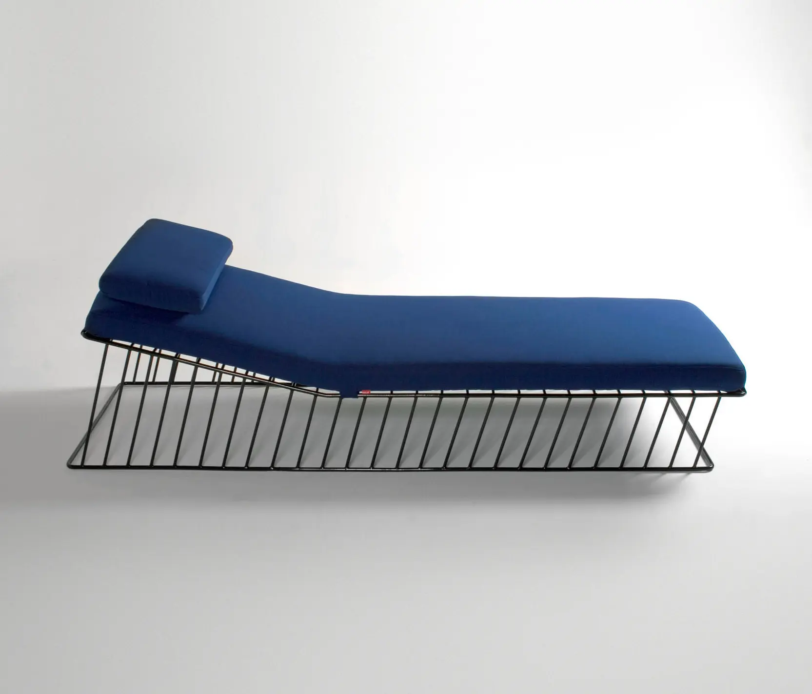 Phase Design - Wired Italic Chaise