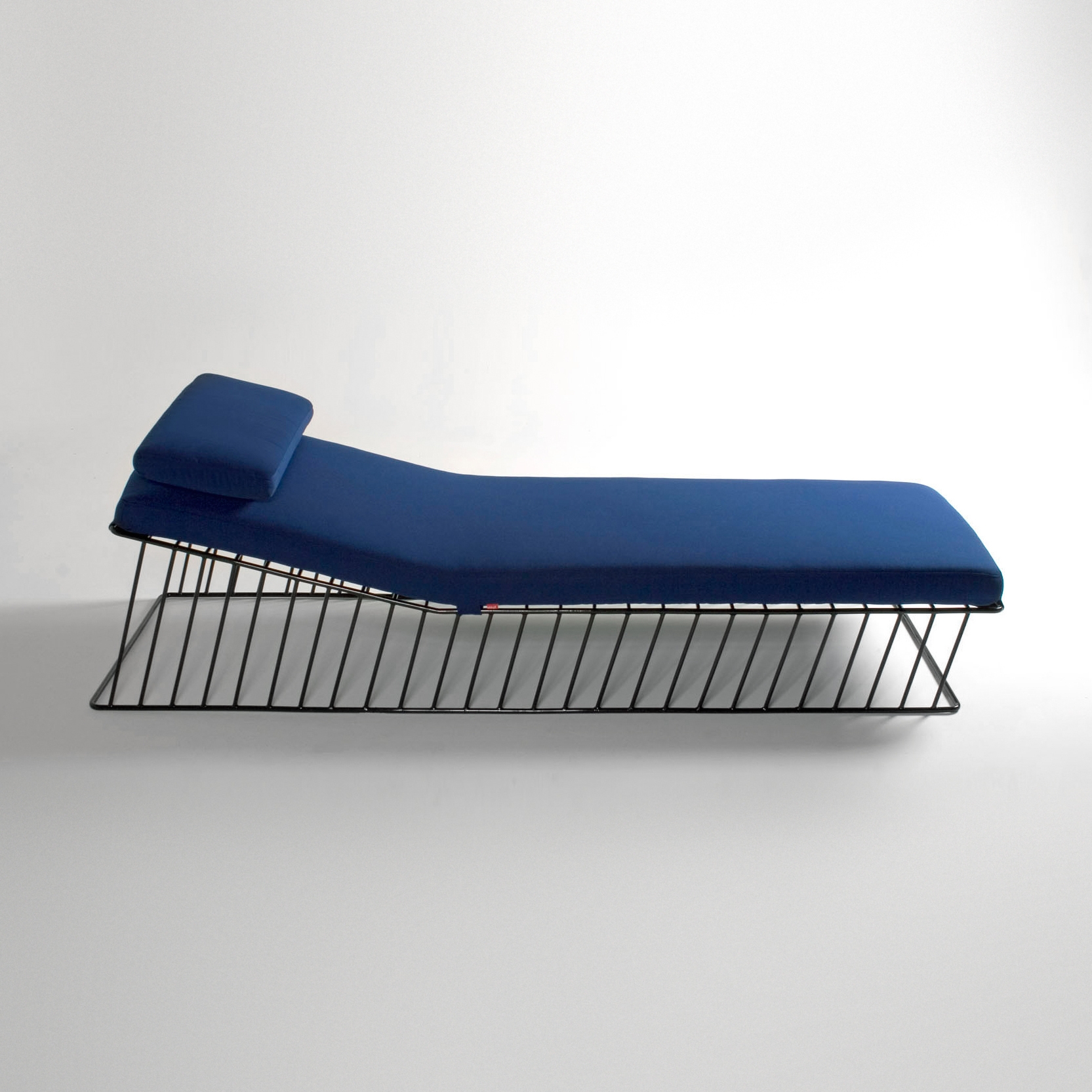 Mostrar el producto Wired Italic Chaise del fabricante Phase Design