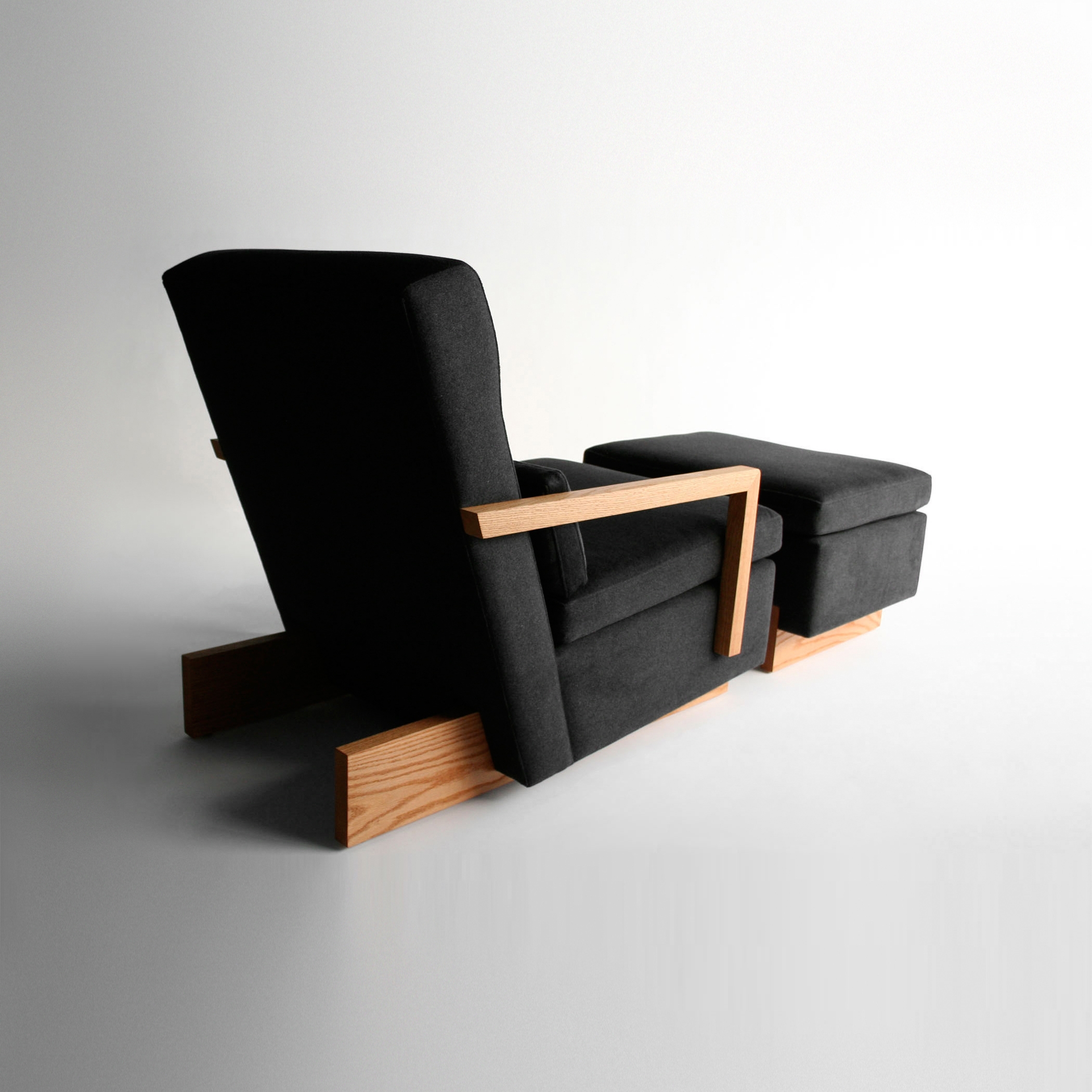 Vertoon produk Trax Chair with Arms & Ottoman van vervaardiger Phase Design