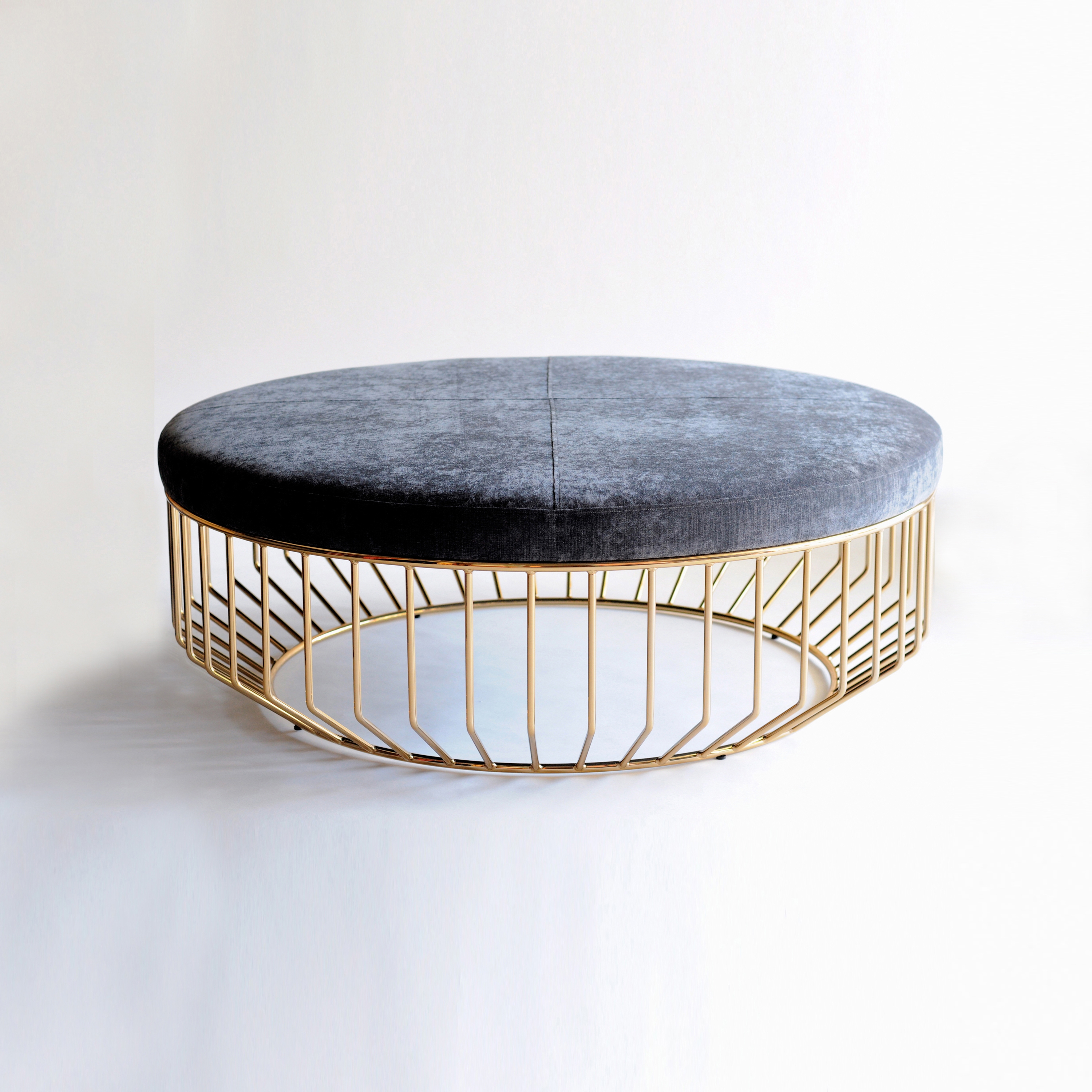 Mostrar el producto Wired Ottoman del fabricante Phase Design