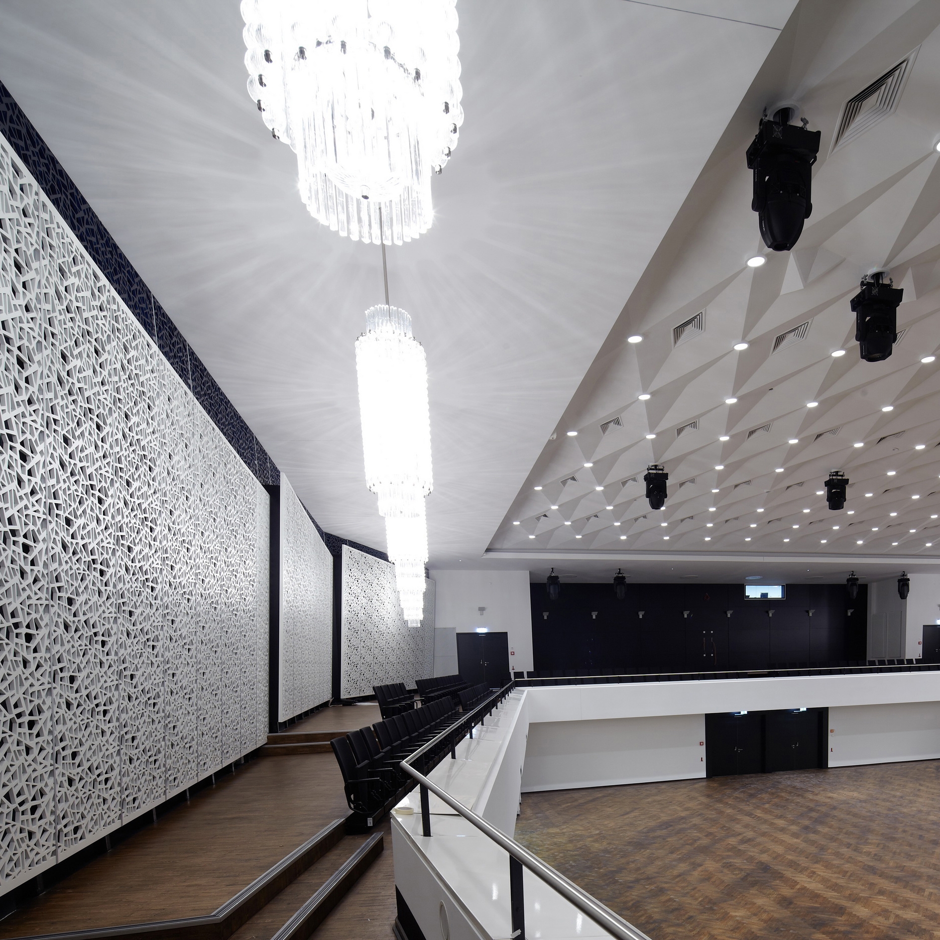 WAND- UND DECKENVERKLEIDUNGEN