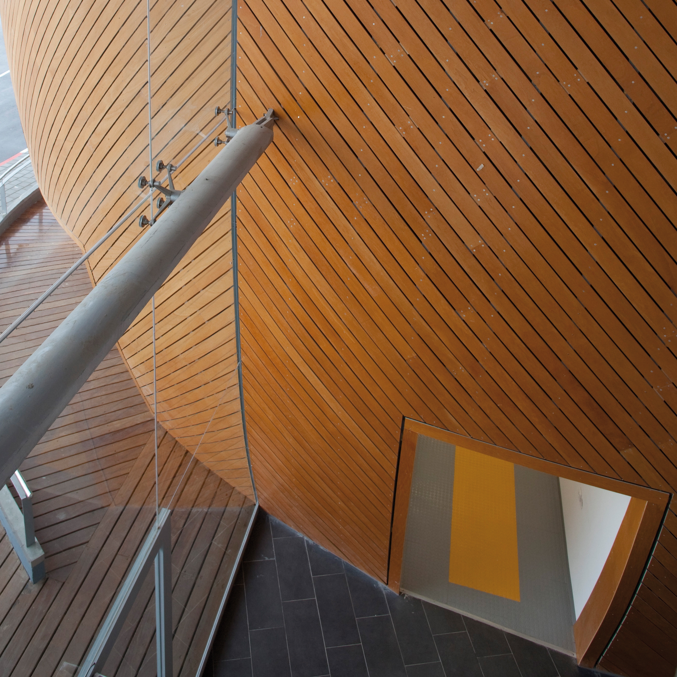 Vertoon produk Parklex Facade | Gold ventilated facade system with natural timber veneer van vervaardiger Parklex Prodema