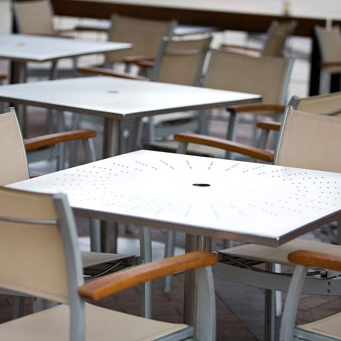 Afficher le produit Column Table du fabricant Forms+Surfaces®