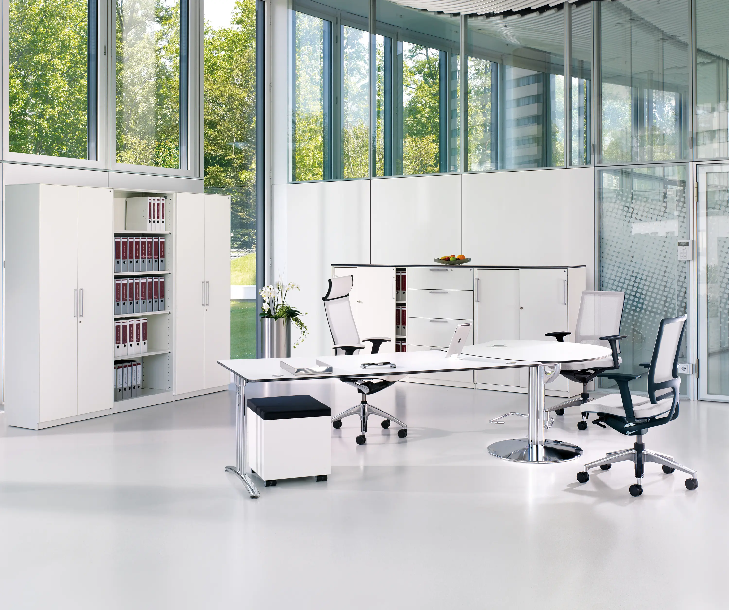 C+P Möbelsysteme - Workflow Steh-/Sitz-Tisch T 5000 Workflowkombination "120 Grad"