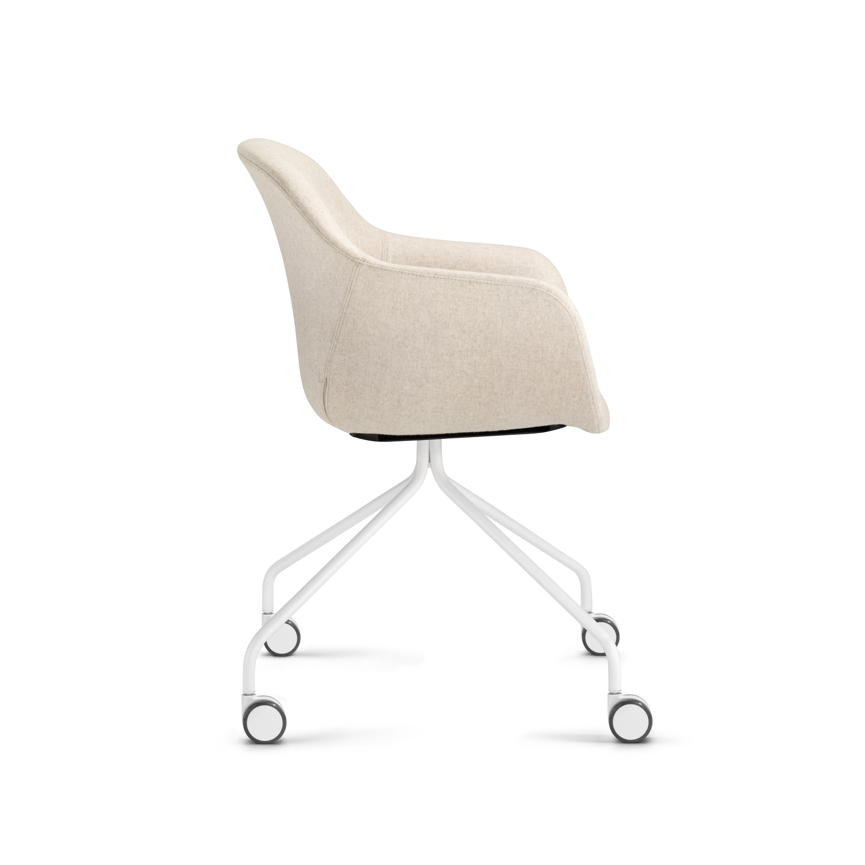 Mostra il prodotto Fiore club Conference chair with fully upholstered shell del produttore Dauphin
