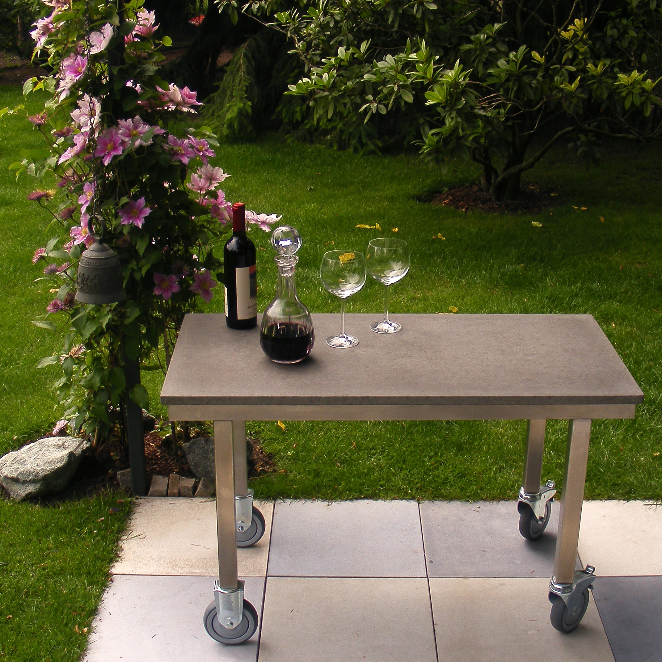 Display product Side Table Concrete table top from manufacturer OGGI Beton