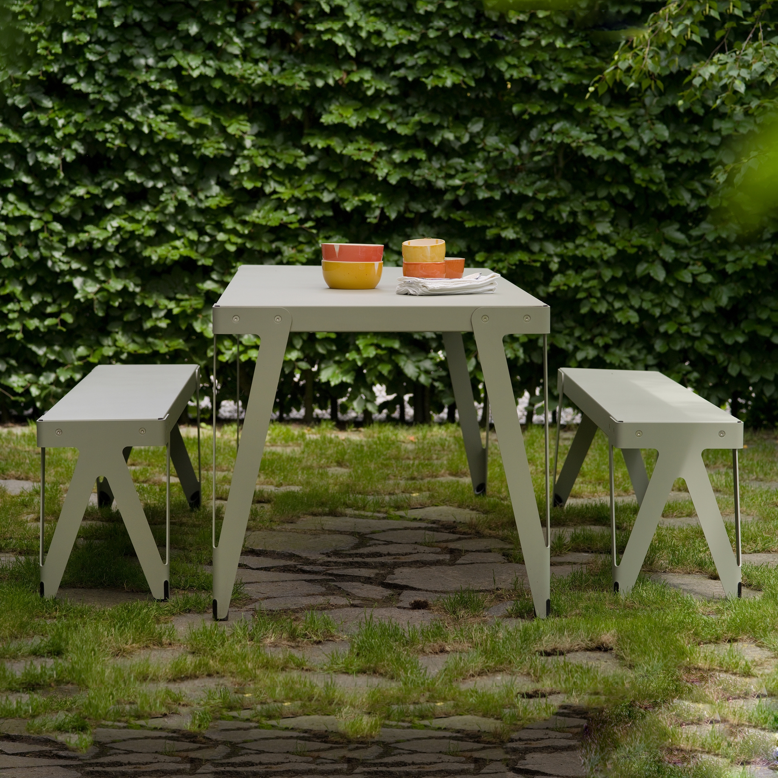 Mostra il prodotto Lloyd dining table with bench del produttore Functionals