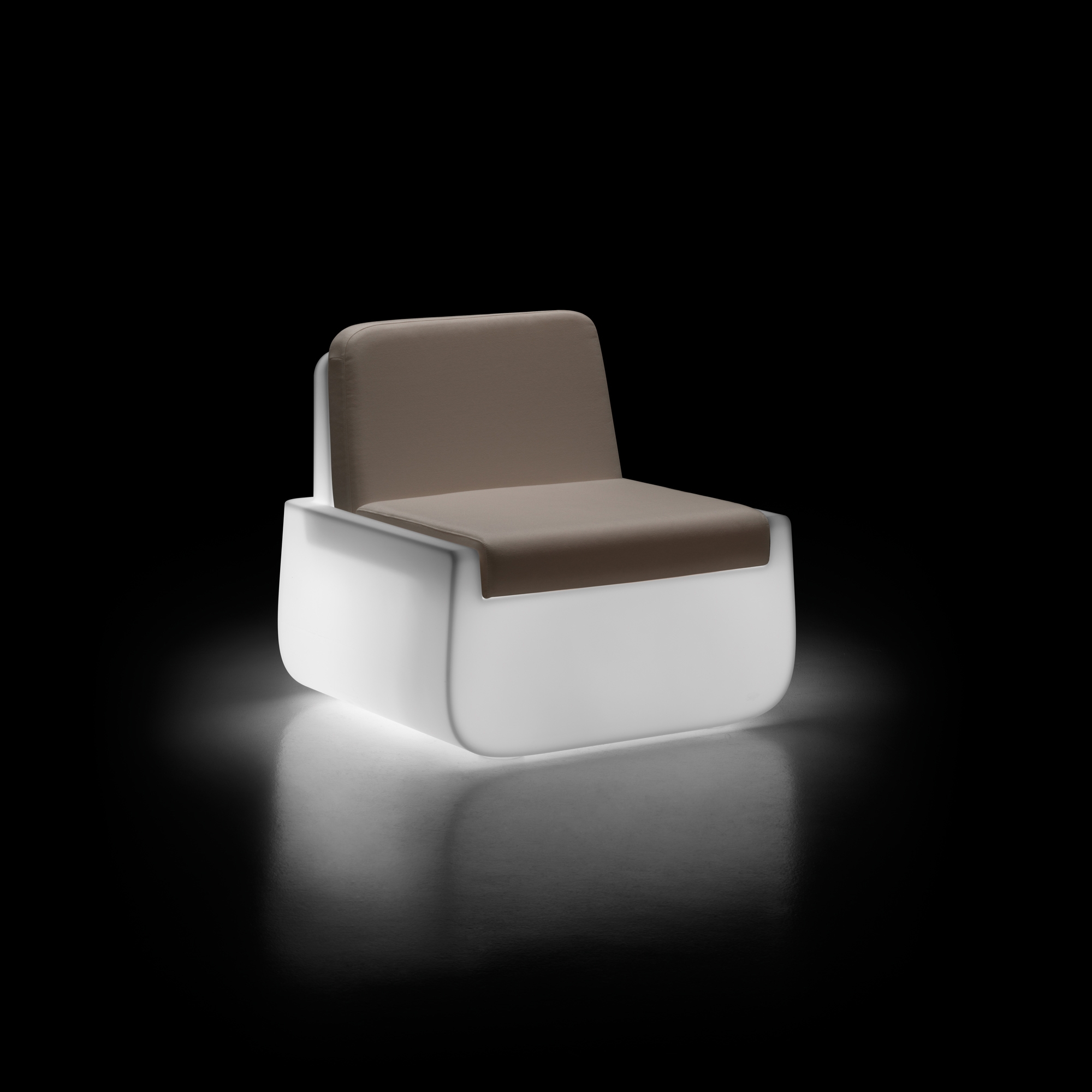 Mostra il prodotto Bold |Armchair Light del produttore PLUST