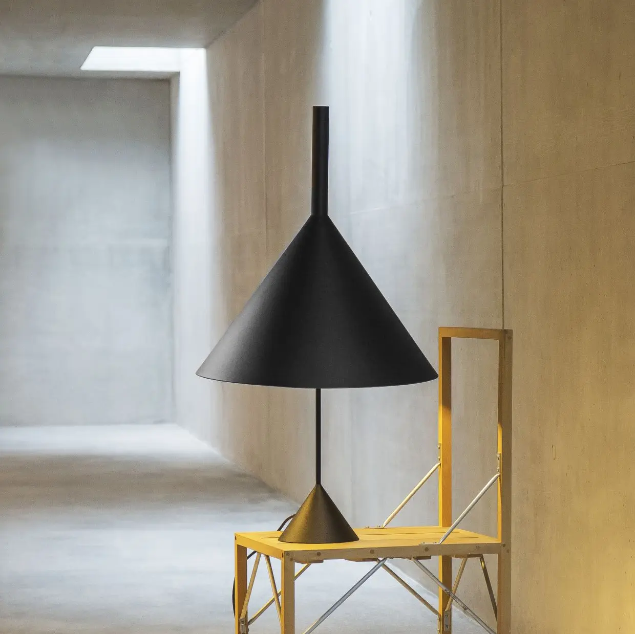 Vertigo Bird - Funnel Table