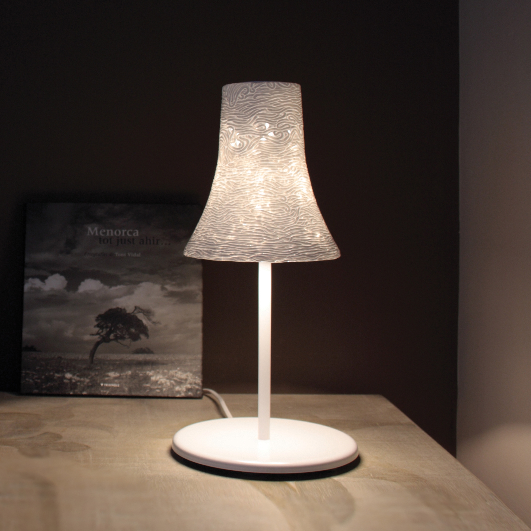 Display product Oscar T Table lamp from manufacturer Luz Difusión