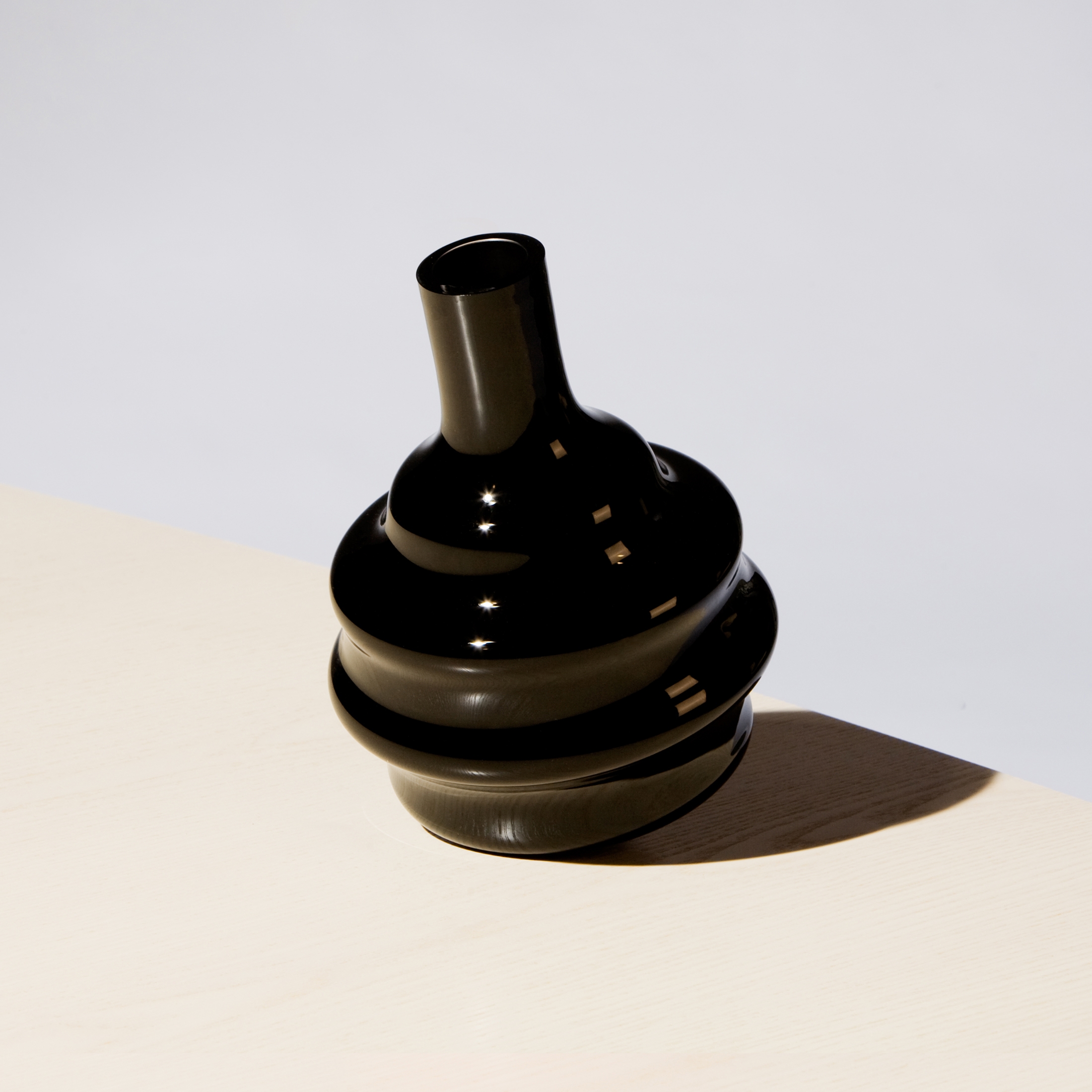 Mostra il prodotto Don't Touch – Vase Black del produttore RVW Production