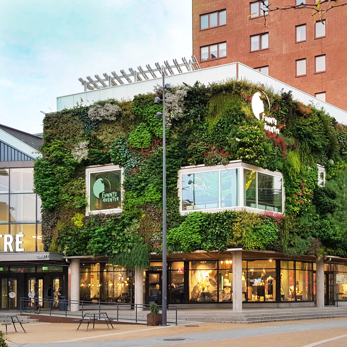 Display product Outdoor Vertical Garden | Mobilia from manufacturer Greenworks