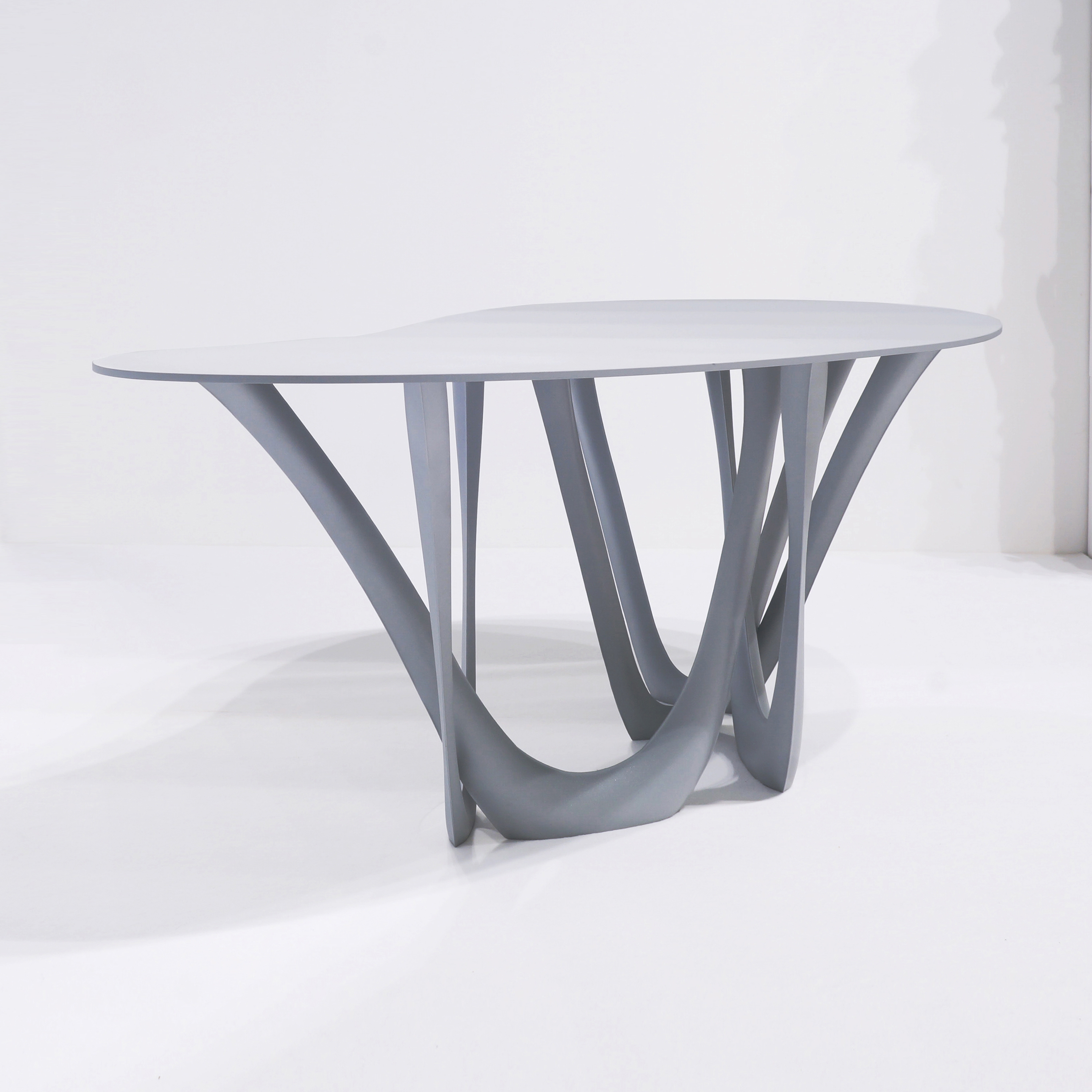 Afficher le produit G-Table With Carbon Steel Base In Graphite Grey With Concrete Top du fabricant Zieta