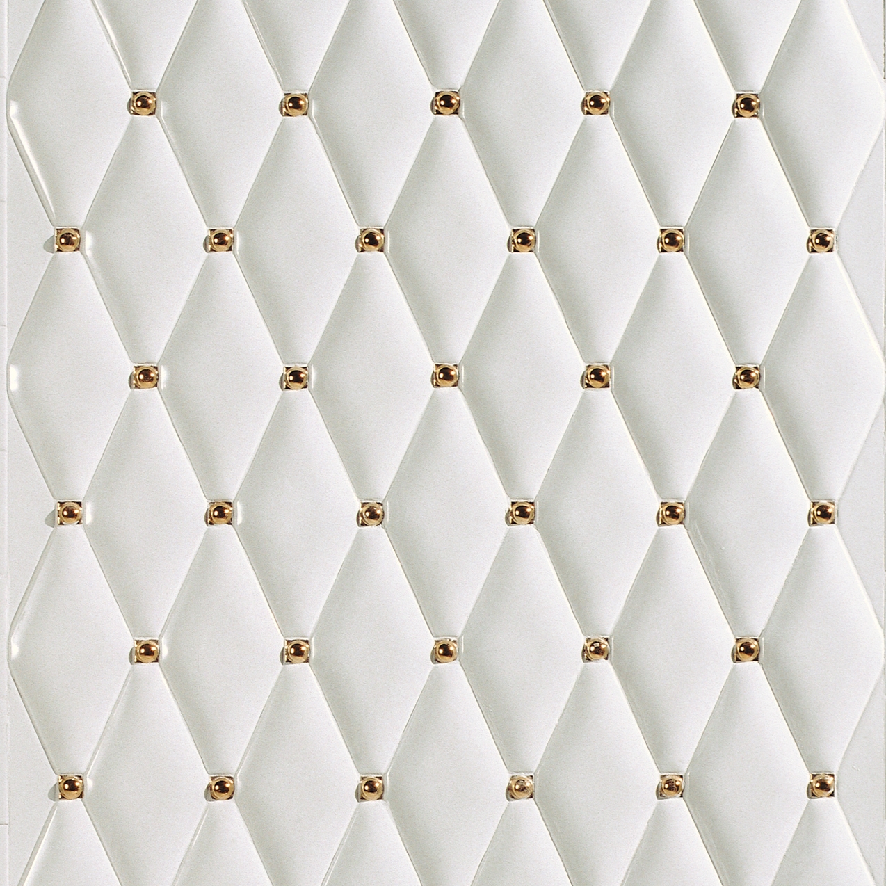 Afficher le produit Capitonné white rounded with gold inset du fabricant Petracer's Ceramics